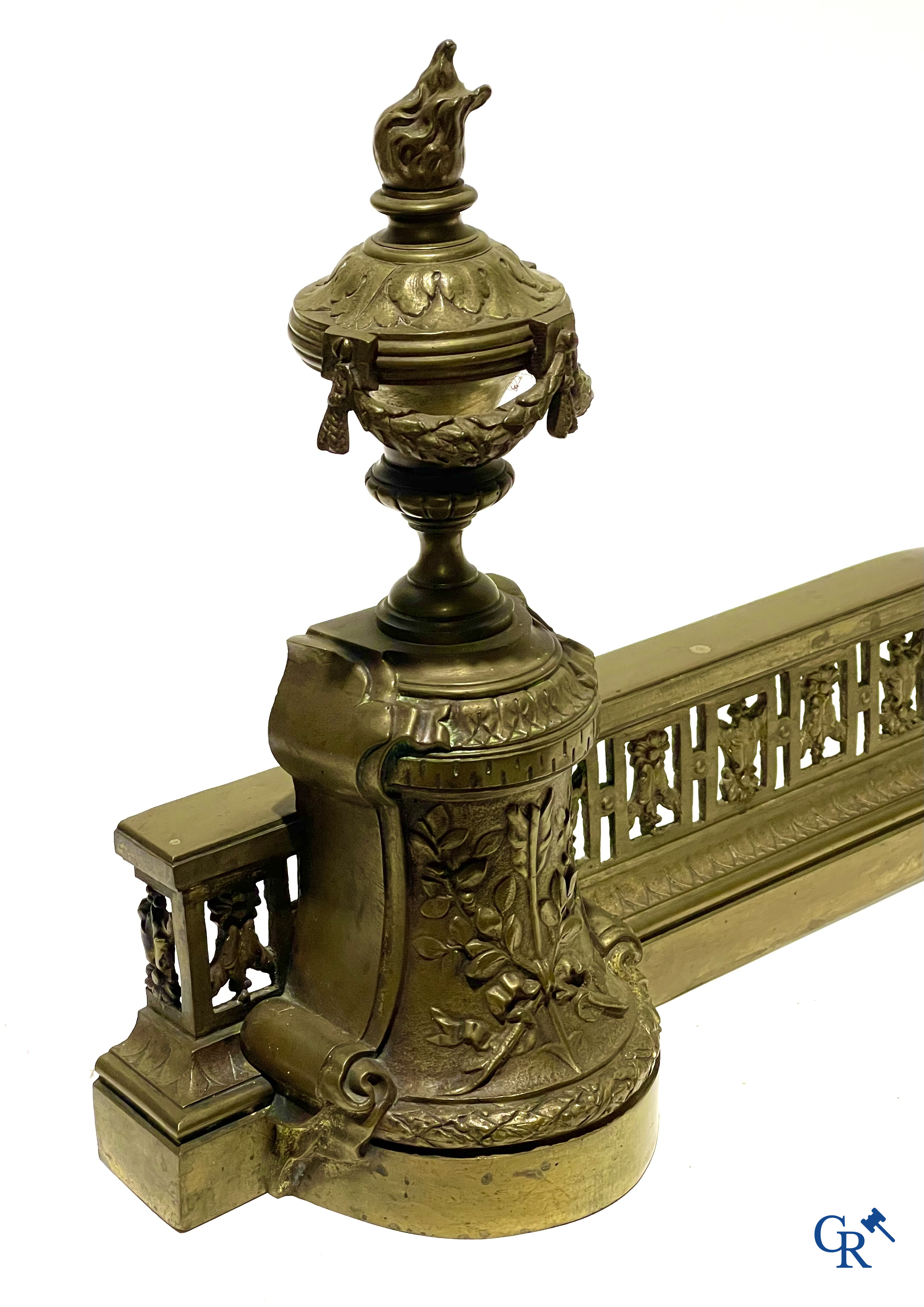 A lot of an imposing chandelier with 12 light points, a lamp belge with bronze frame and a fireplace piece.