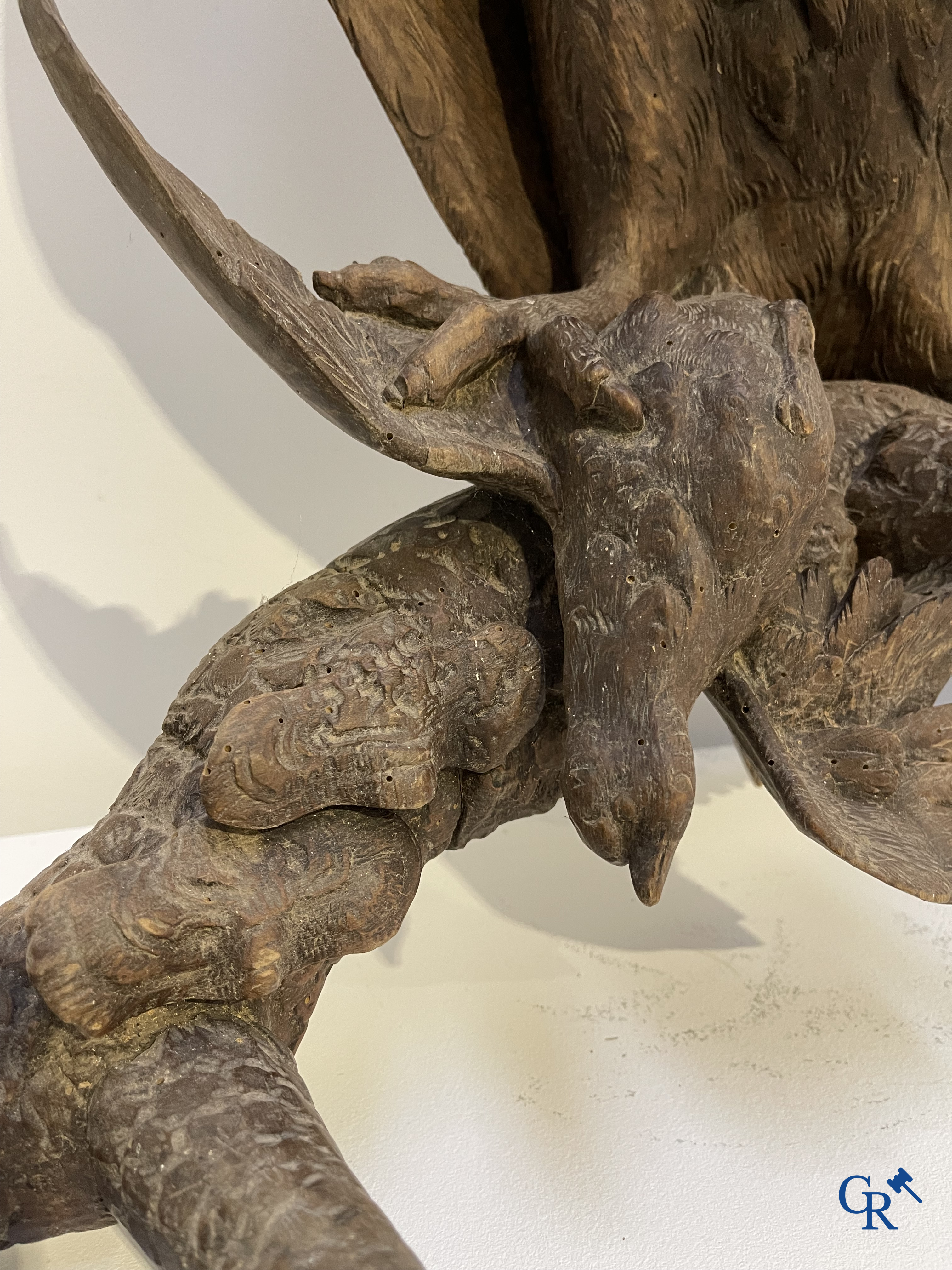 Zwarte Woud, een porte-manteau in zogenaamd "Black Forest" houtsnijwerk, een uil met prooi voorstellend. Eind 19e eeuw.