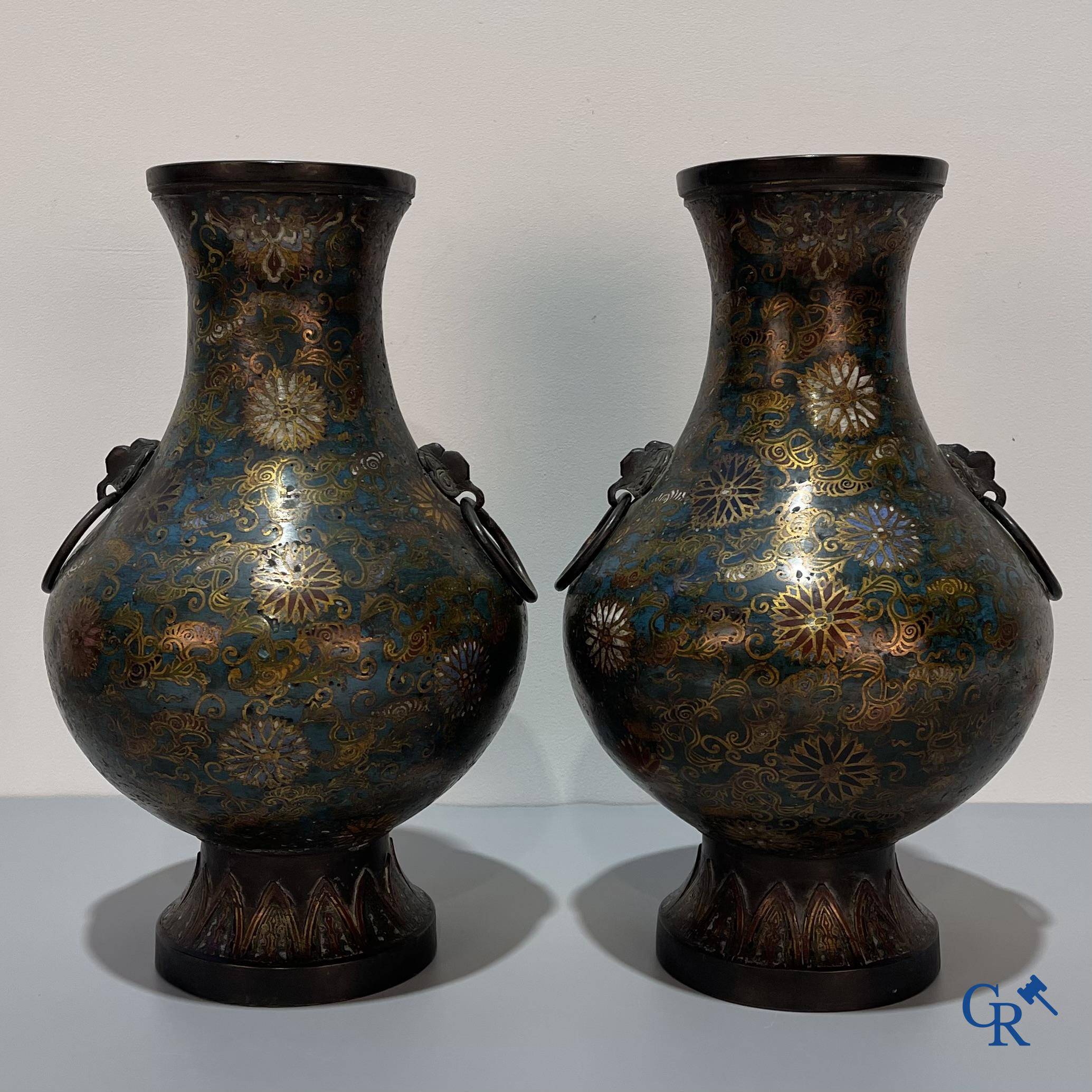 Art Asiatique, une paire de vases chinois en cloisonné. Marqué.