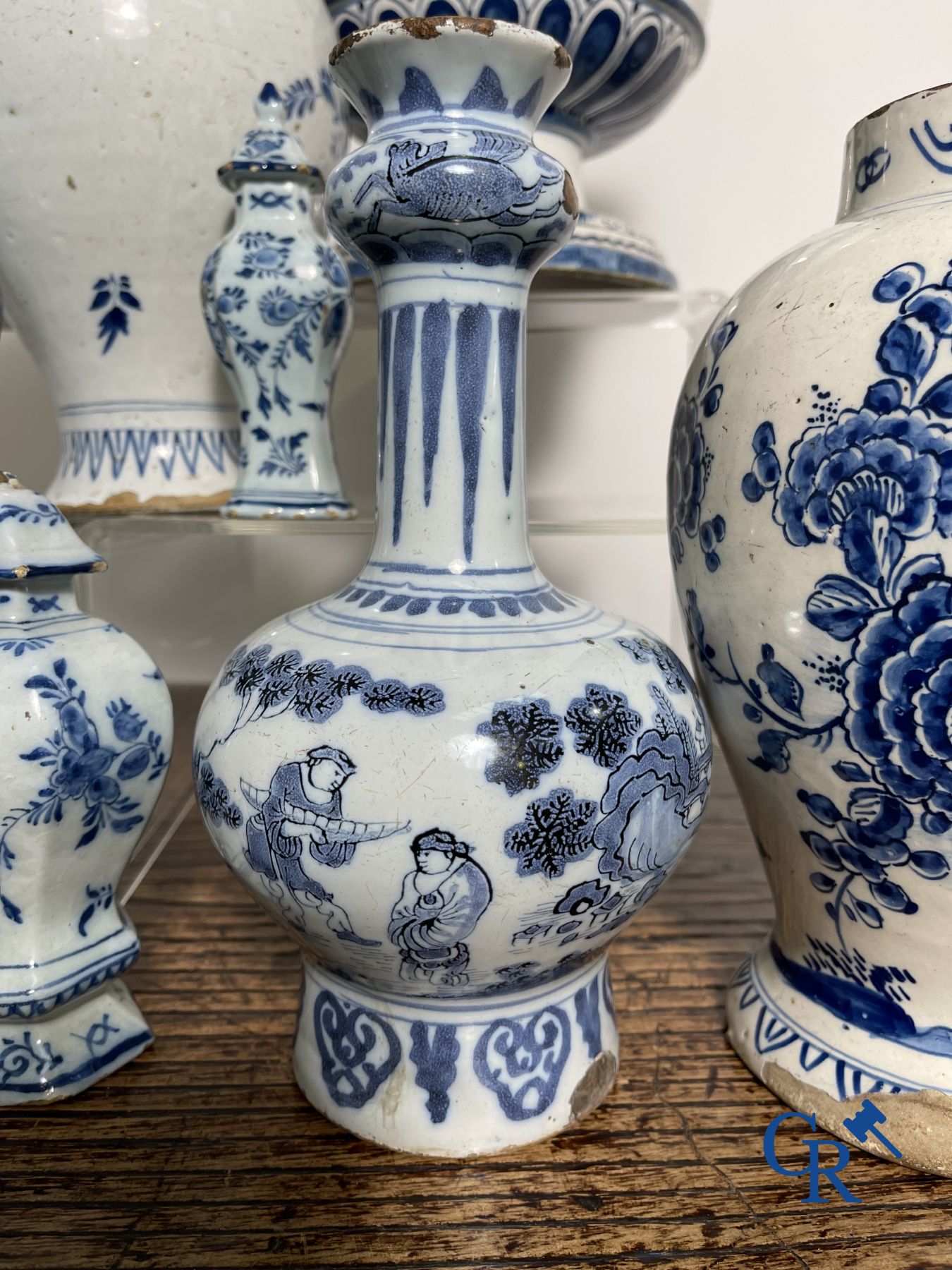 Delft : 11 pièces en faïence bleu et blanc aux décors différents. XVIIe - XVIIIe siècle.