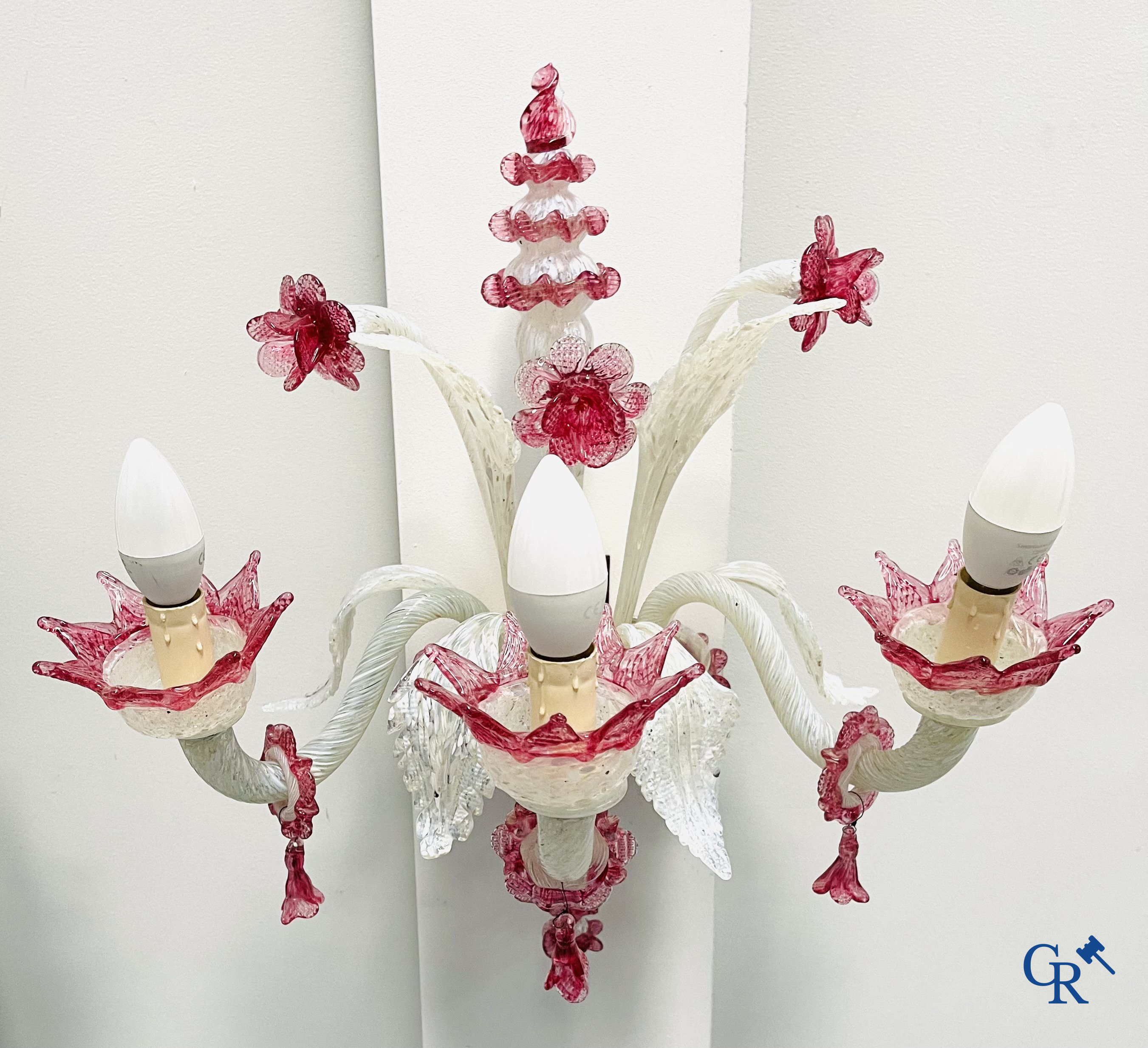 A lot of a Venetian table lamp, a pair of large wall lights in Venetian glass and a Murano ceiling lamp.