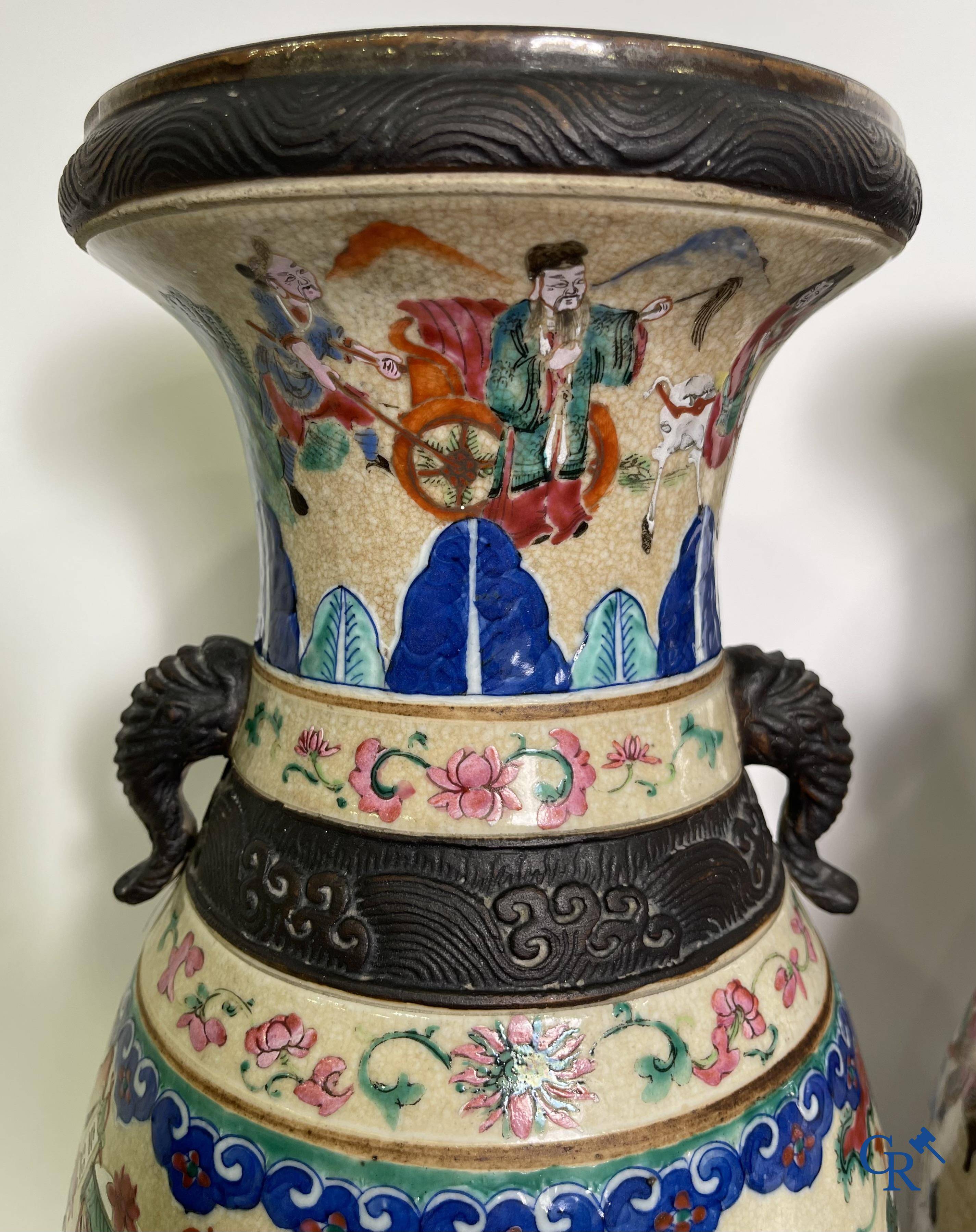 Art Asiatique : Une paire de vases Nanking Chinois décor famille rose.