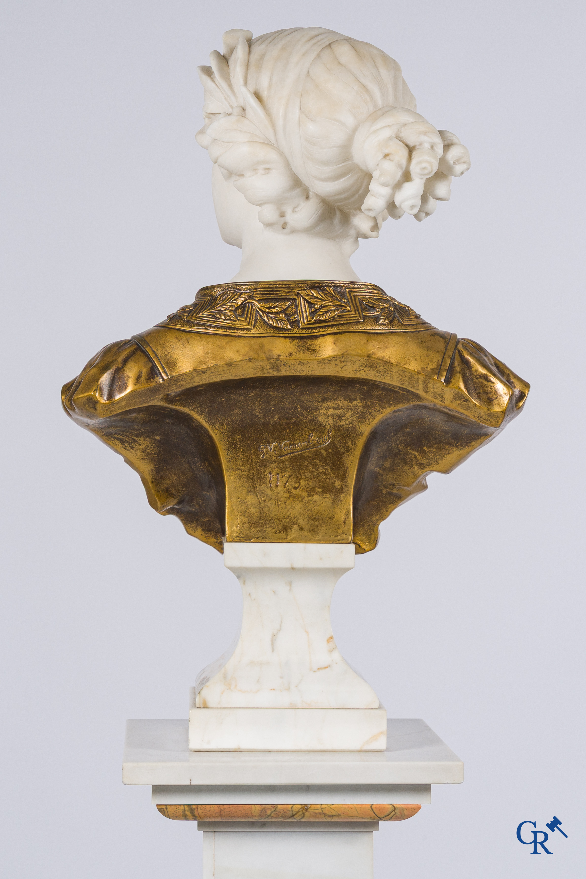 Gustave Van Vaerenbergh (1873-1927) Damesbuste in marmer en brons op een marmeren sokkel. Gesigneerd.