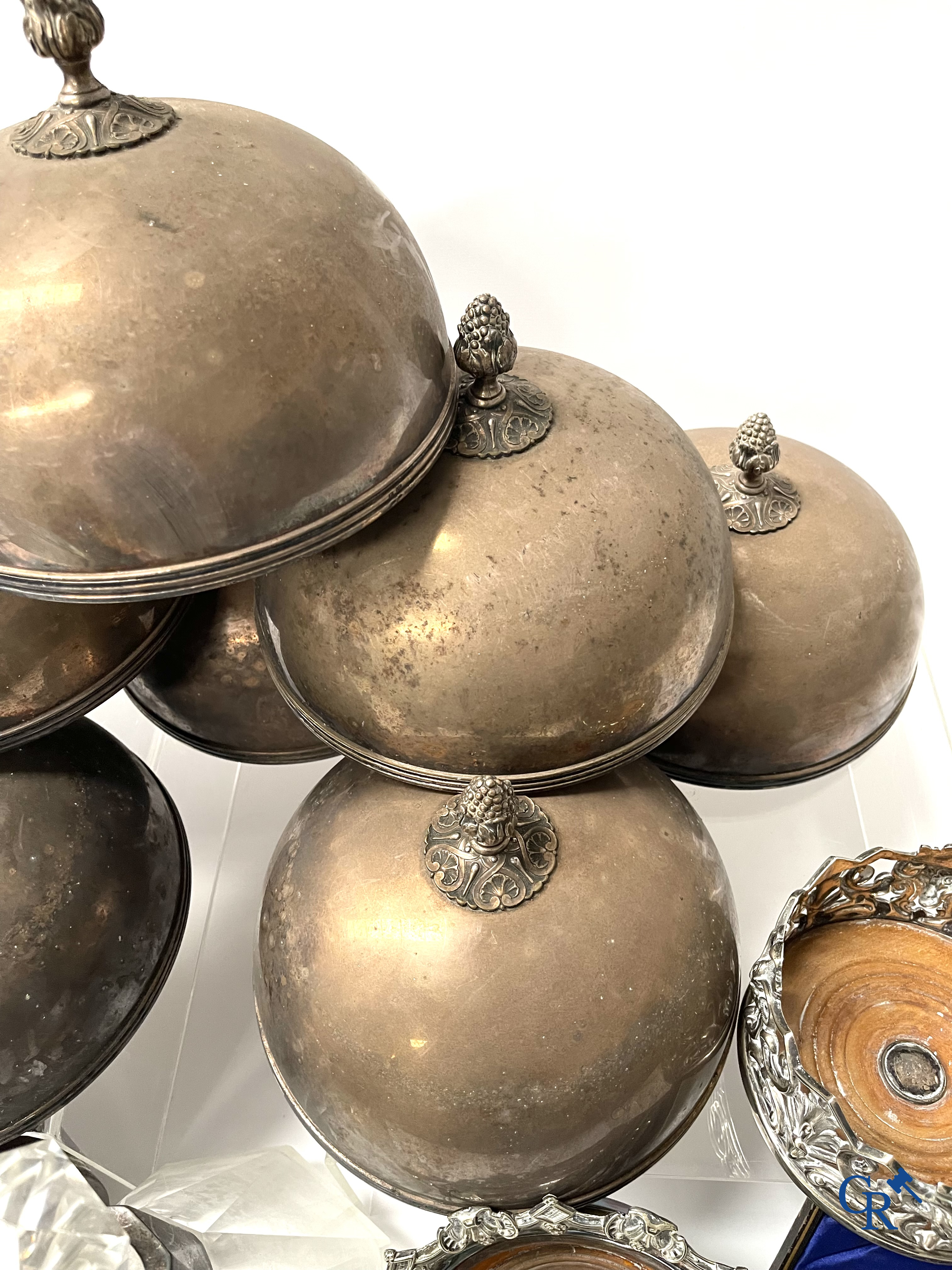 Een reeks van 10 verzilverde bordklokken, een karaf met zilver montuur, zilveren servietringen, een strooibus, enz.