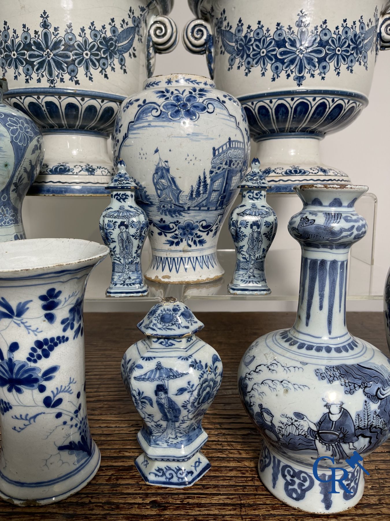 Delft : 11 pièces en faïence bleu et blanc aux décors différents. XVIIe - XVIIIe siècle.