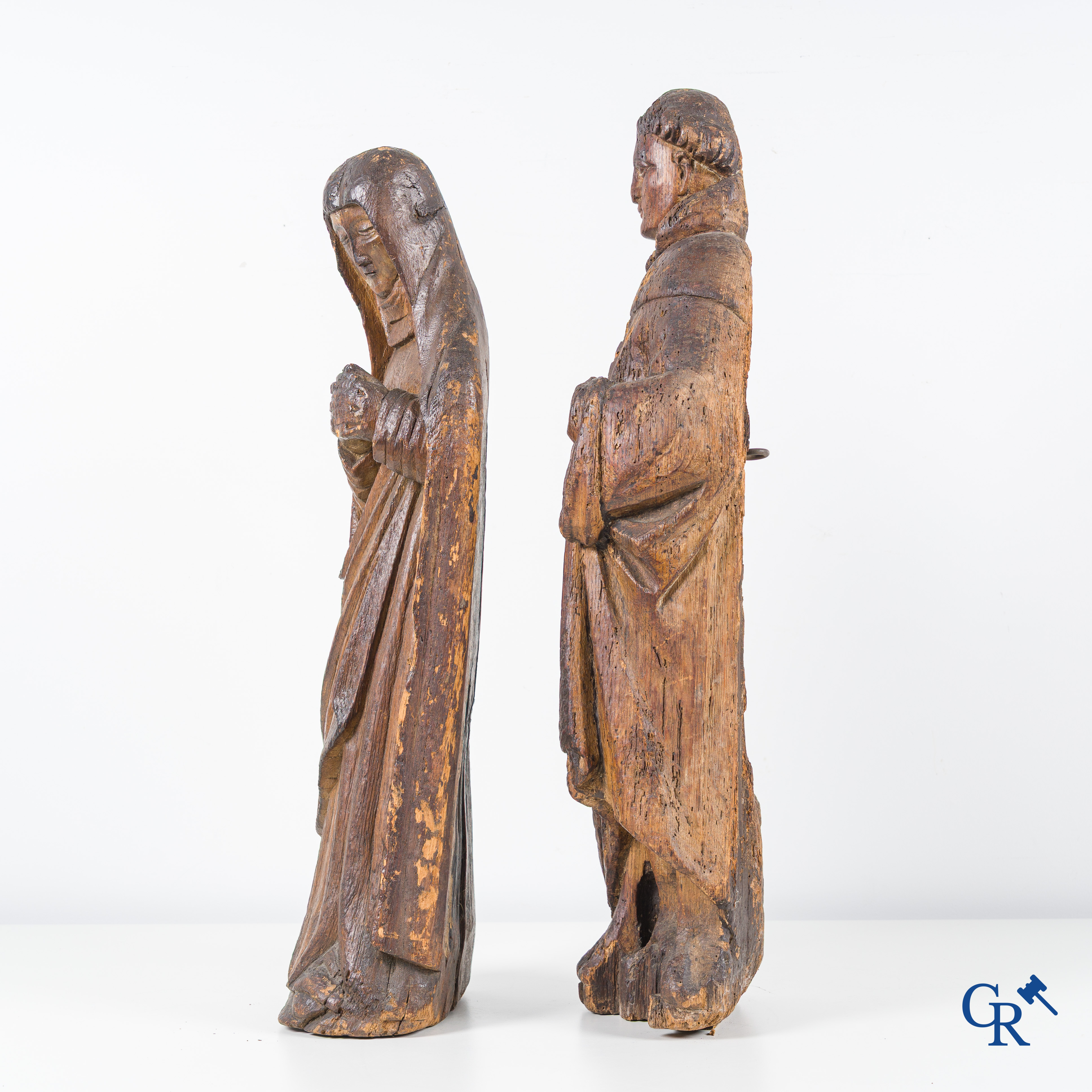 Religieuze objecten, 2 antieke houten heiligbeelden en een grote broderie met religieuze taferelen.