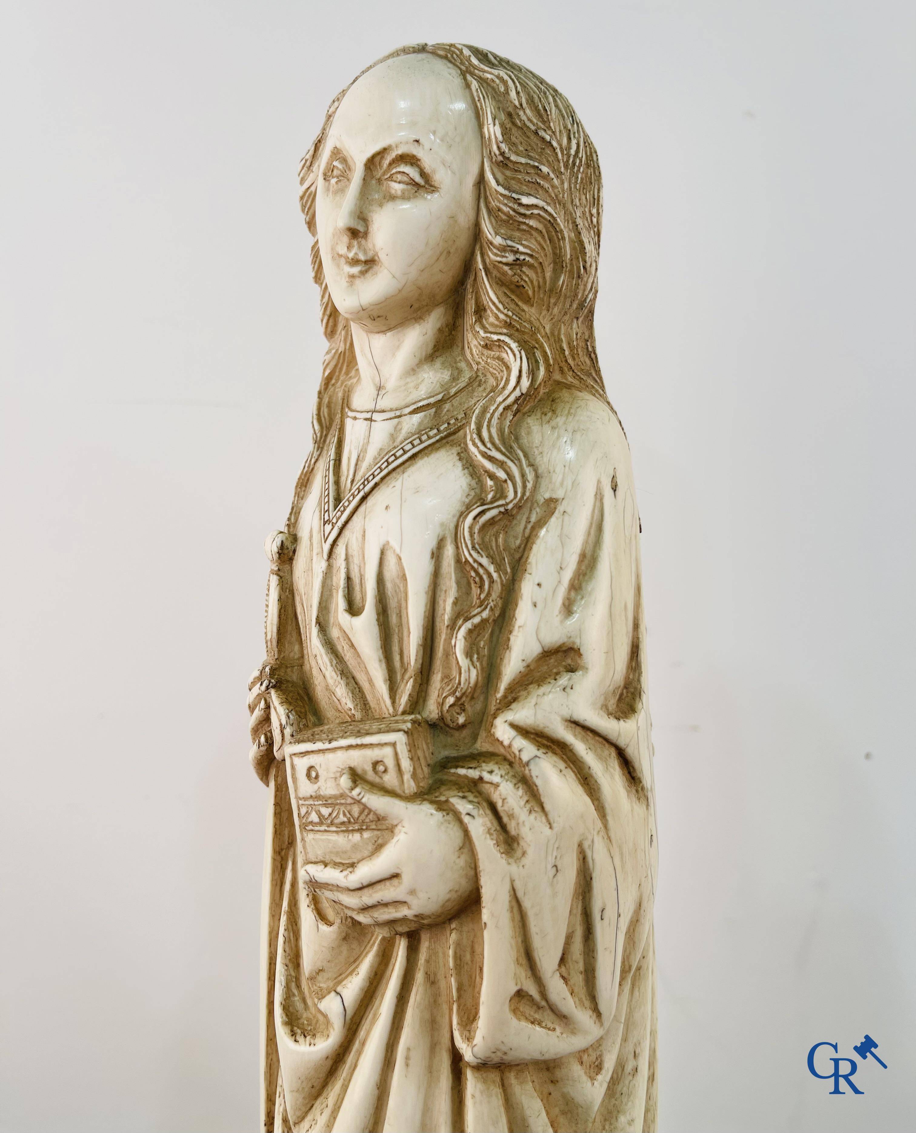 Représentation en ivoire de Sainte Catherine avec l'empereur Maxence sur un piédestal néo-gothique en bois. 