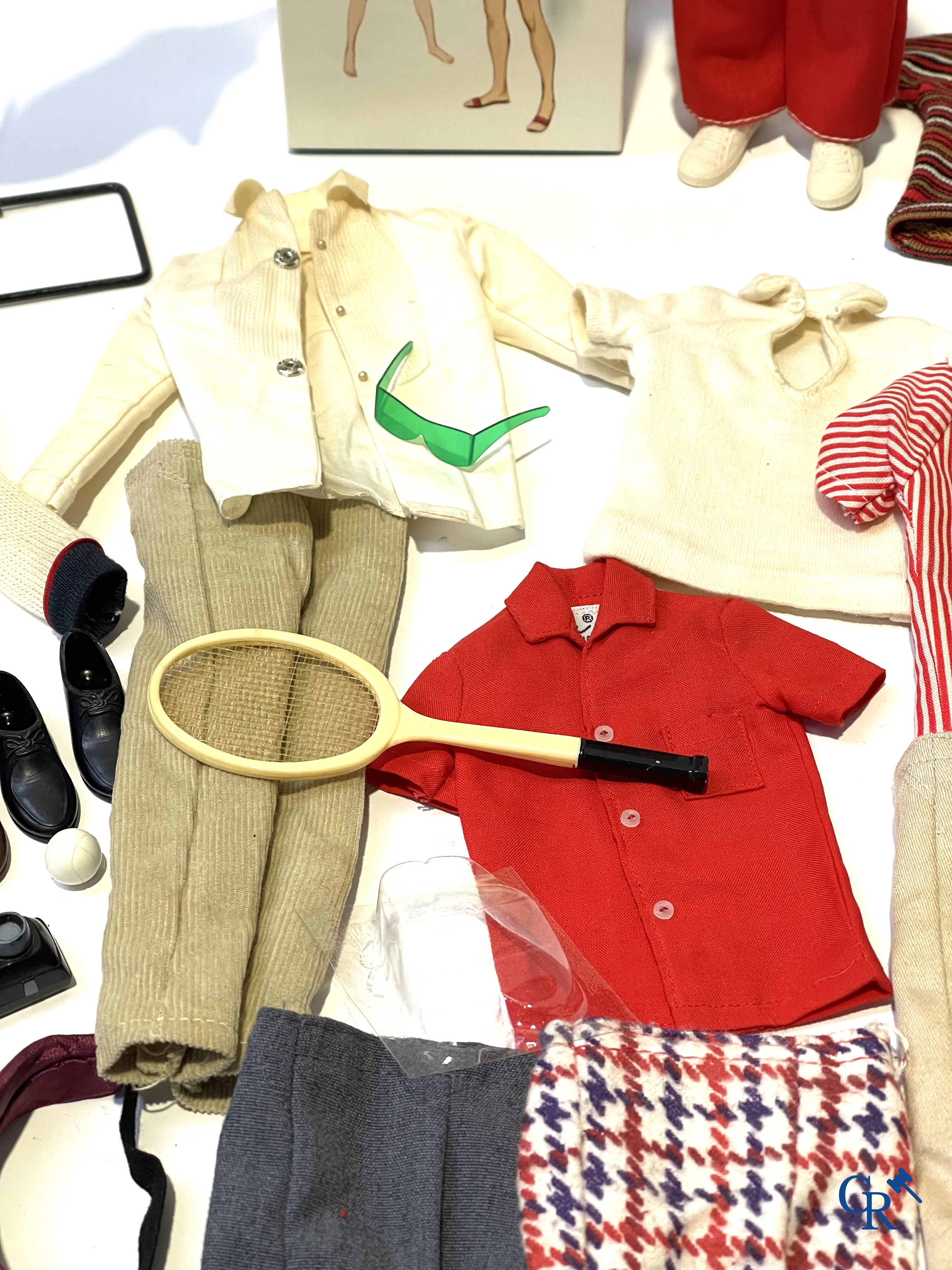 Vieux jouets. Mattel, un beau lot de poupées et attributs. Barbie, Ricky, Skipper, Ken, etc. Années 1960 et plus tard.