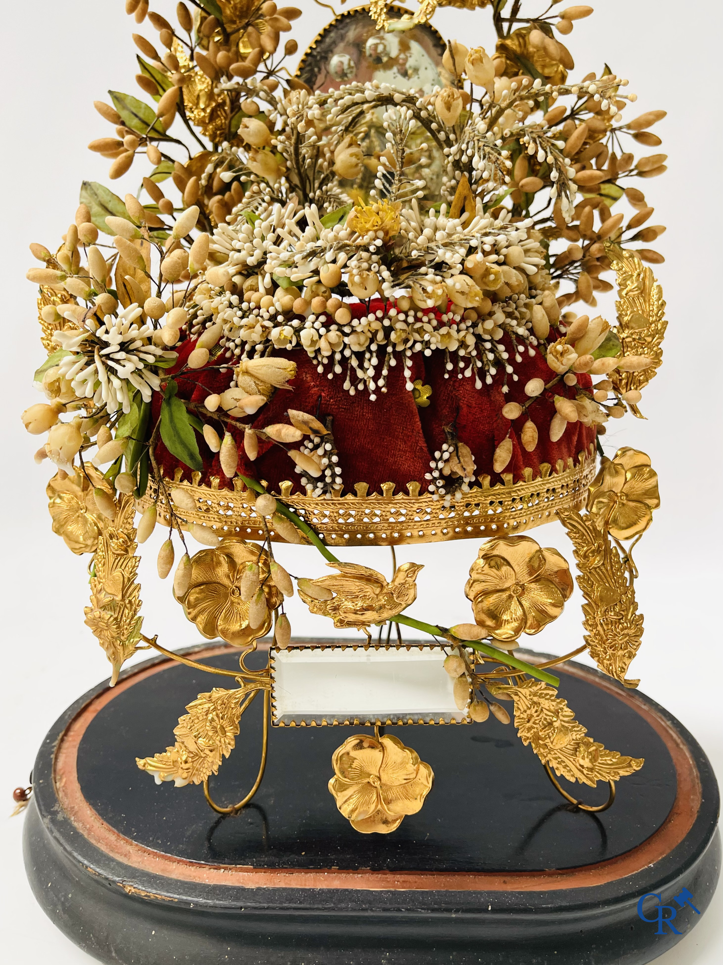 Music box. A globe with bridal bouquet with mirrors and ornaments in gold-plated brass. Built-in music mechanism.