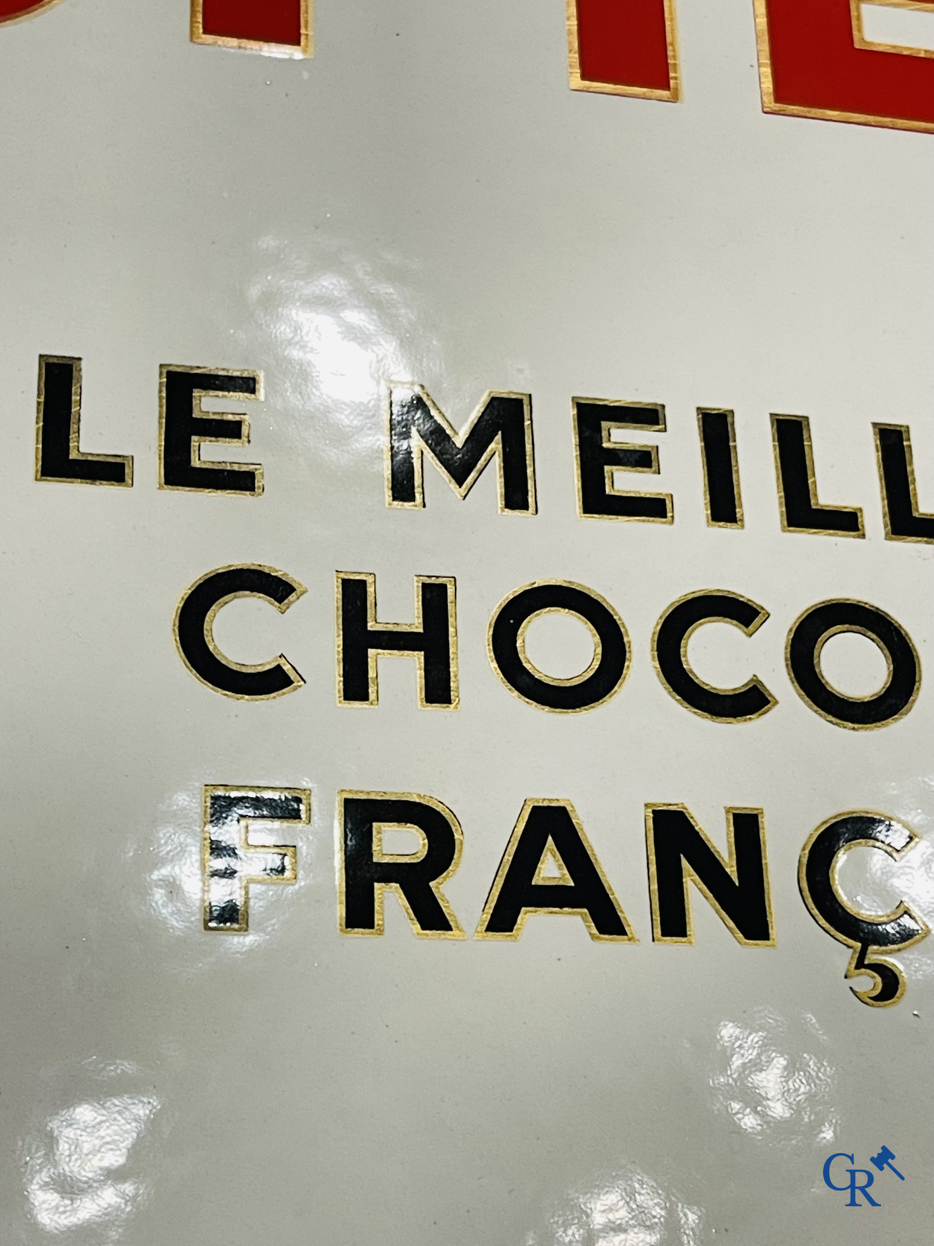 Chocolat Pupier, plaque émaillée illustré du personnage de Jean D'Ylen, vers 1930.