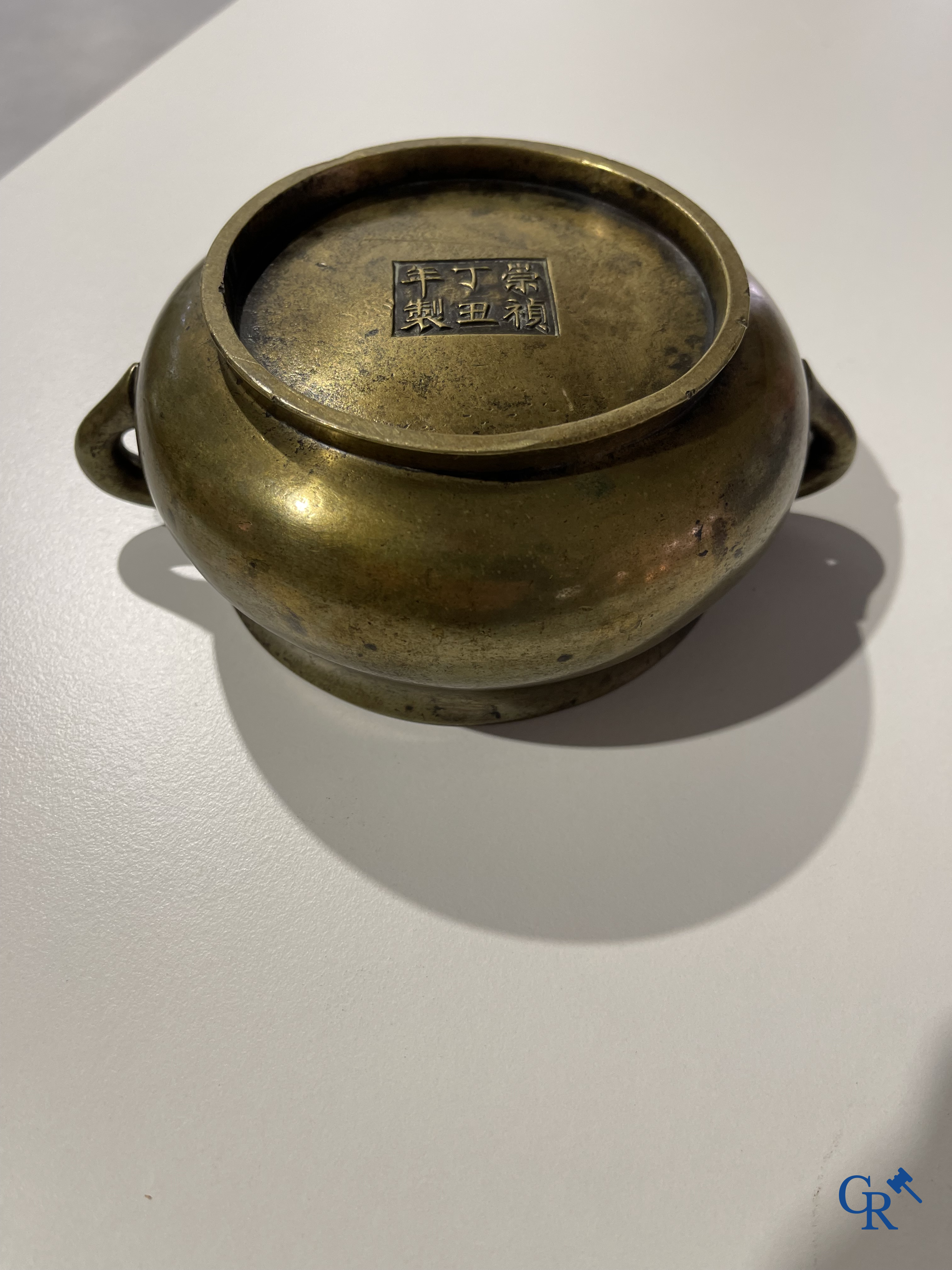 Aziatica, een Chinese bronzen wierookbrander. Chóngzhēn Dīngchǒu nián zhì 崇禎丁丑年製 mark, gedateerd 1637.