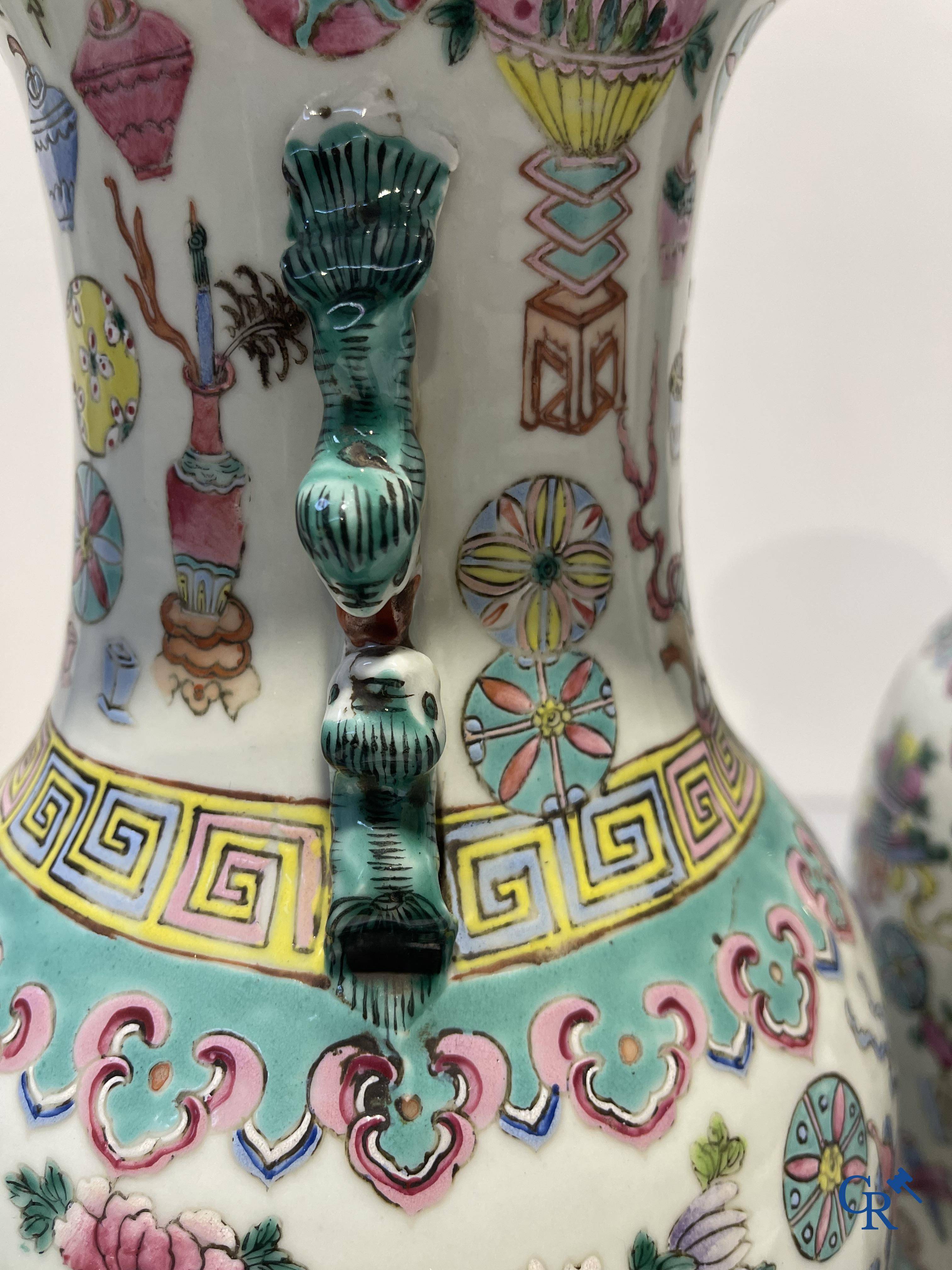 Art Asiatique, porcelaine chinoise. Une paire de vases chinois avec un décor d'antiquités. 19ème siècle.