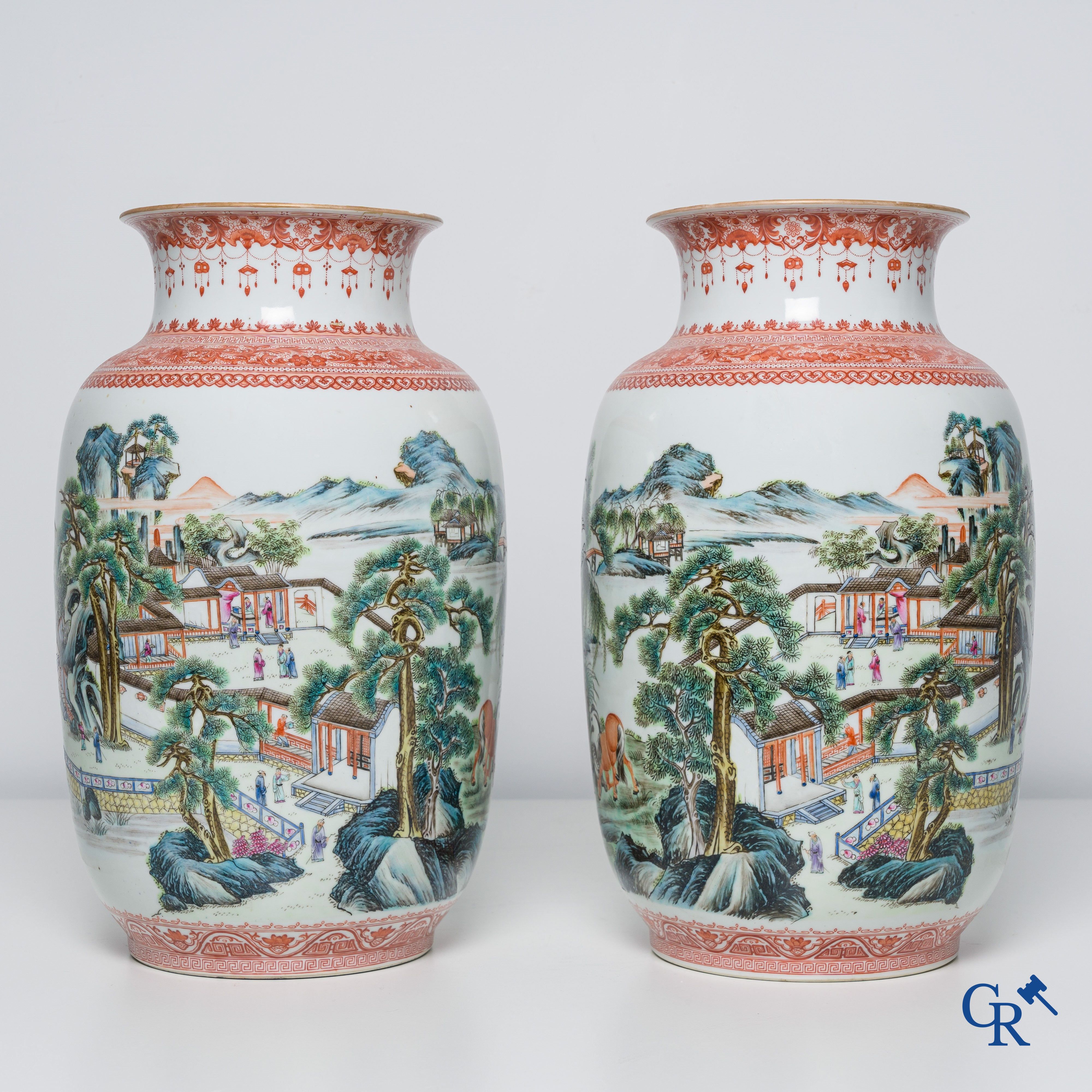 Aziatica, Chinees porselein. Een paar Chinese vazen met een decor van paarden en personages.