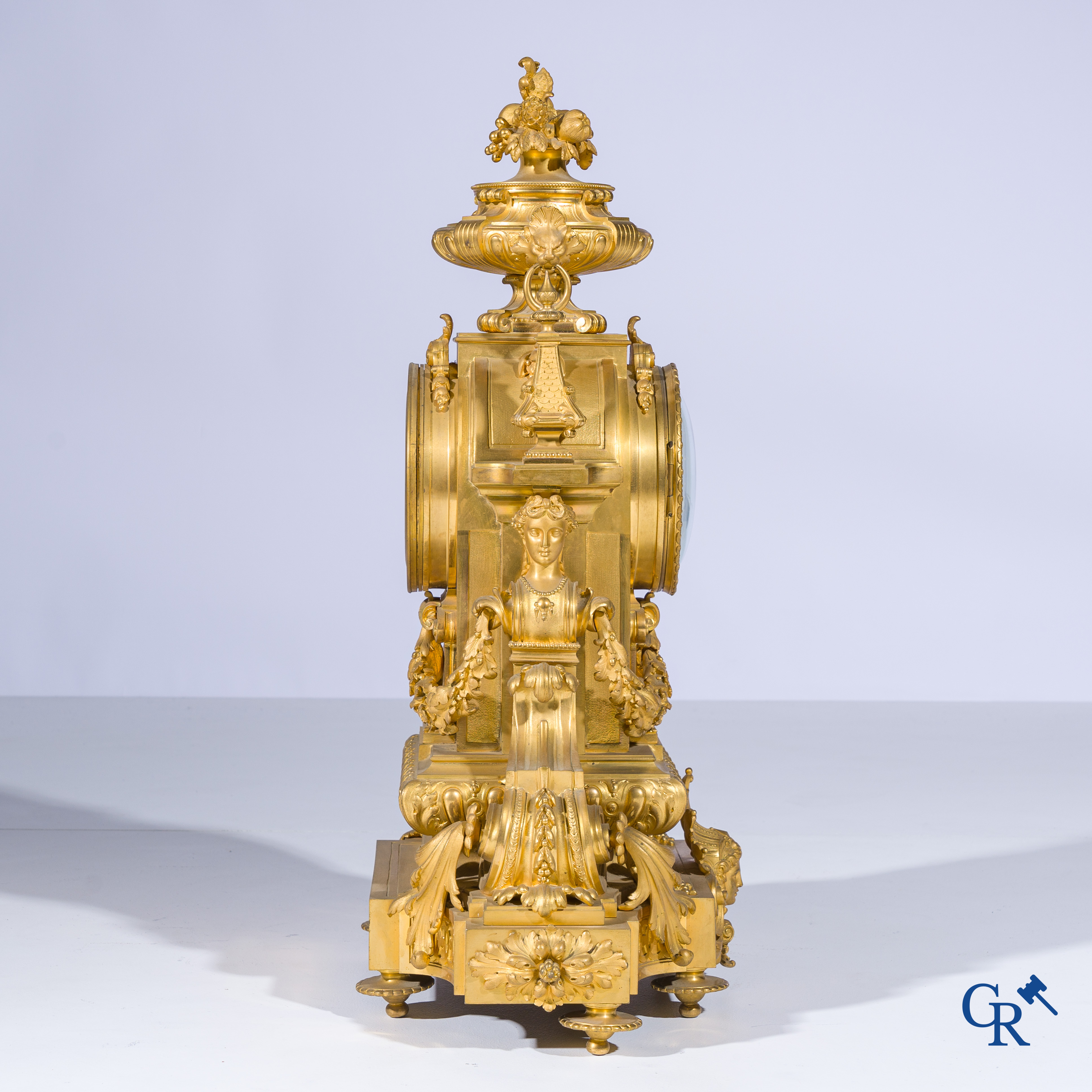 Charpentier & Cie, een imposante 3-delige schouwgarnituur in LXVI-stijl. Napoleon III-periode.