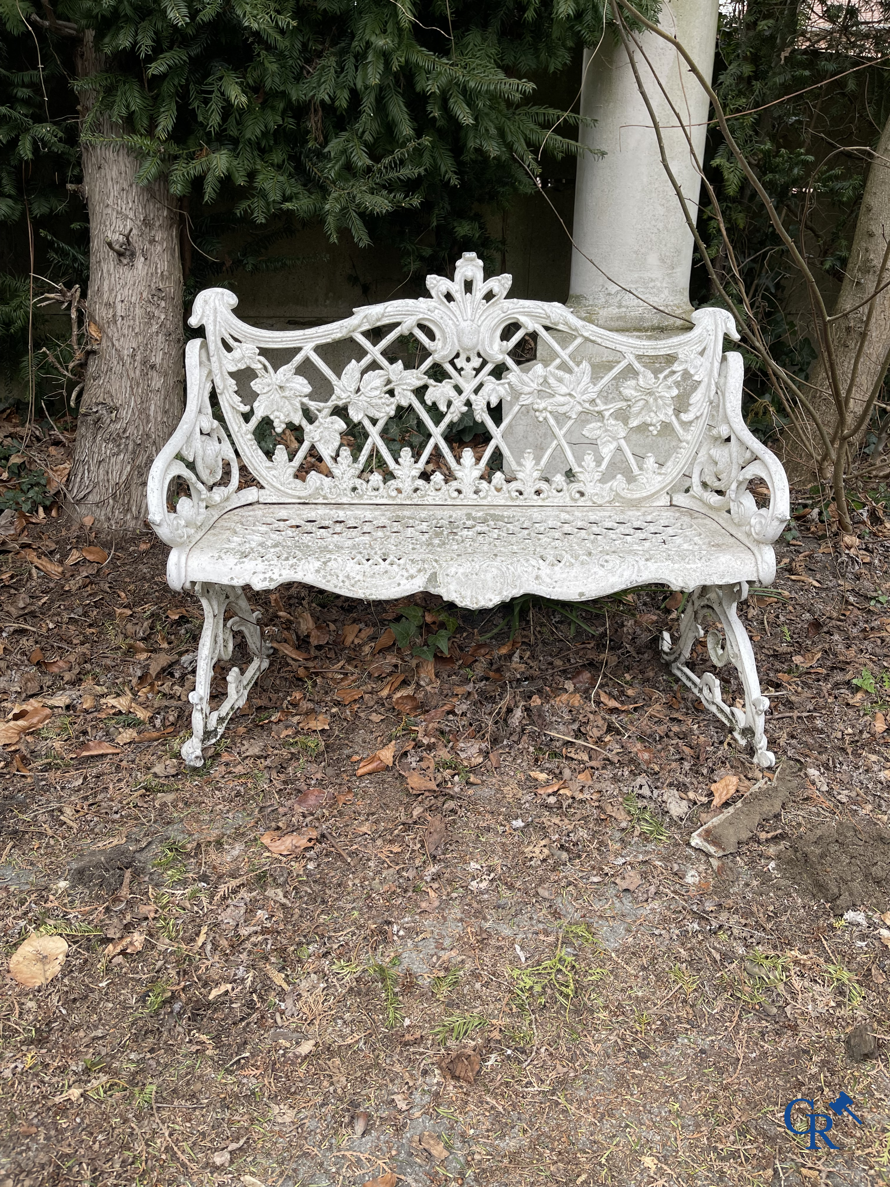 Een reeks van 6 tuinstoelen en 3 geuridons in gietijzer, een metalen tuinbankje bijgevoegd.