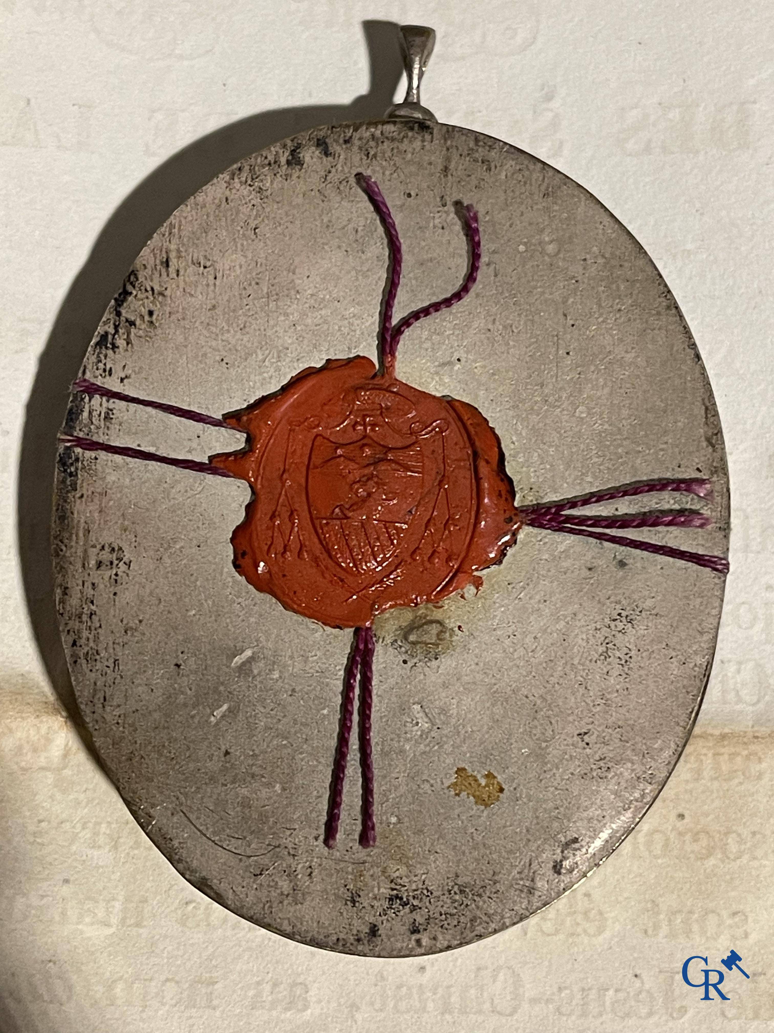 Objets religieux, un lot de 4 thecas scellés qui contiennent ensemble 23 reliques et plusieurs cedulas.