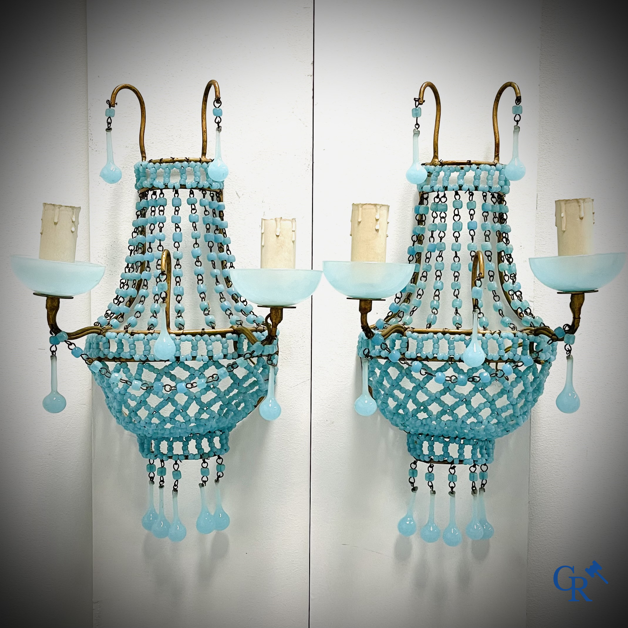 Lighting, chandeliers. A nice paire of appliques in gilded brass and blue opaline.