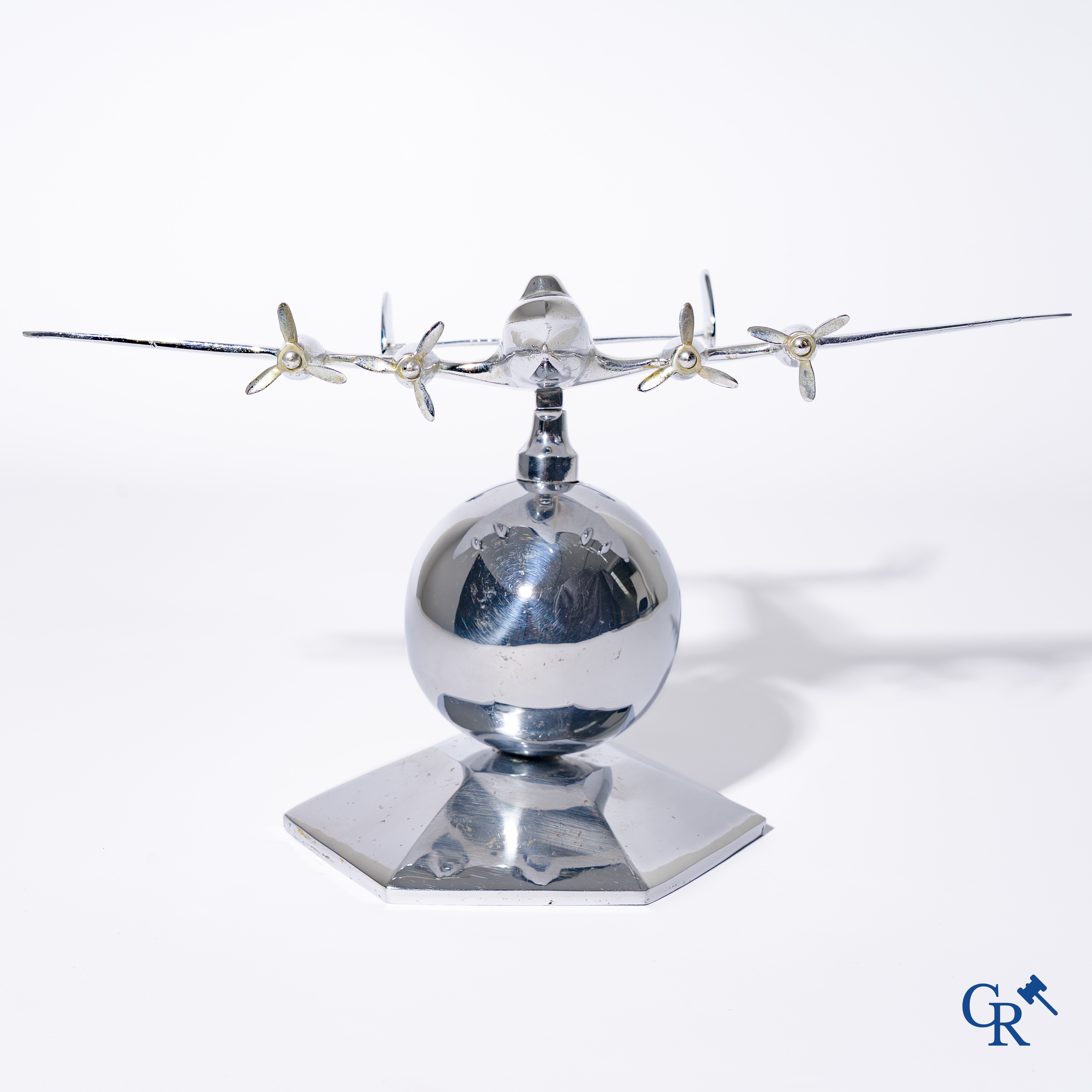 Art Deco, een 30'er jaren bureaumodel van een vliegtuig in verchroomd brons gemonteerd op standaard.