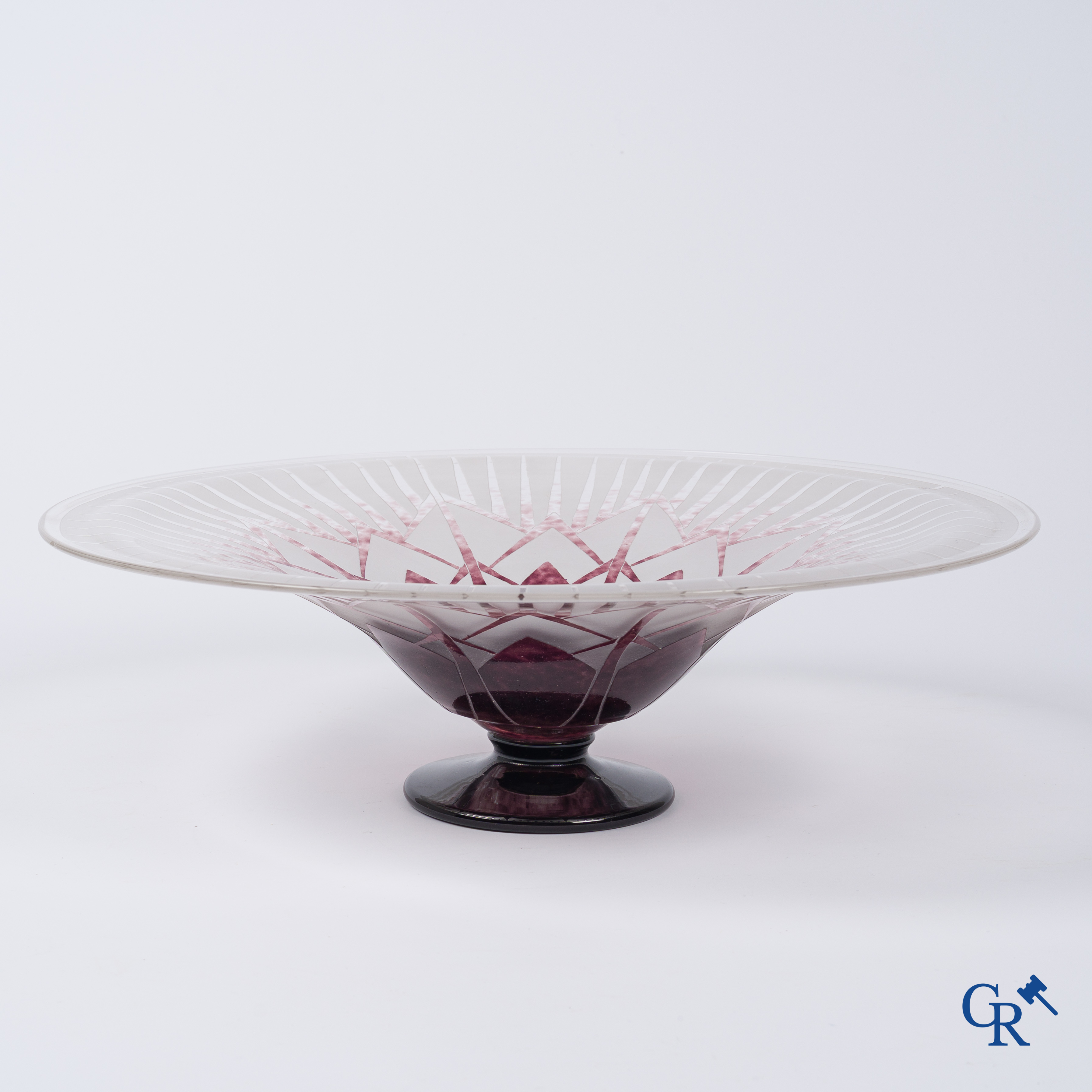 Art Deco, Moser Millot Cristallerie. Een grote schotel op voet in meerkleurig kristal. Gemerkt. Circa 1930.