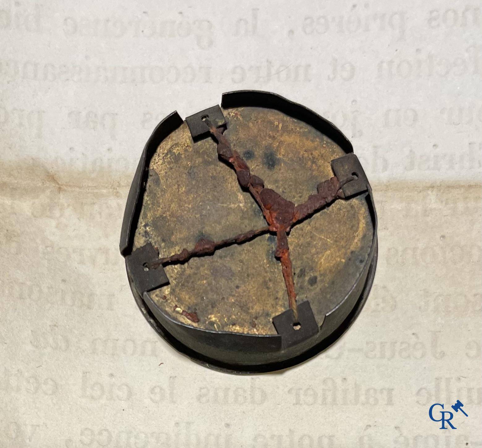 Objets religieux, un lot de 4 thecas scellés qui contiennent ensemble 23 reliques et plusieurs cedulas.