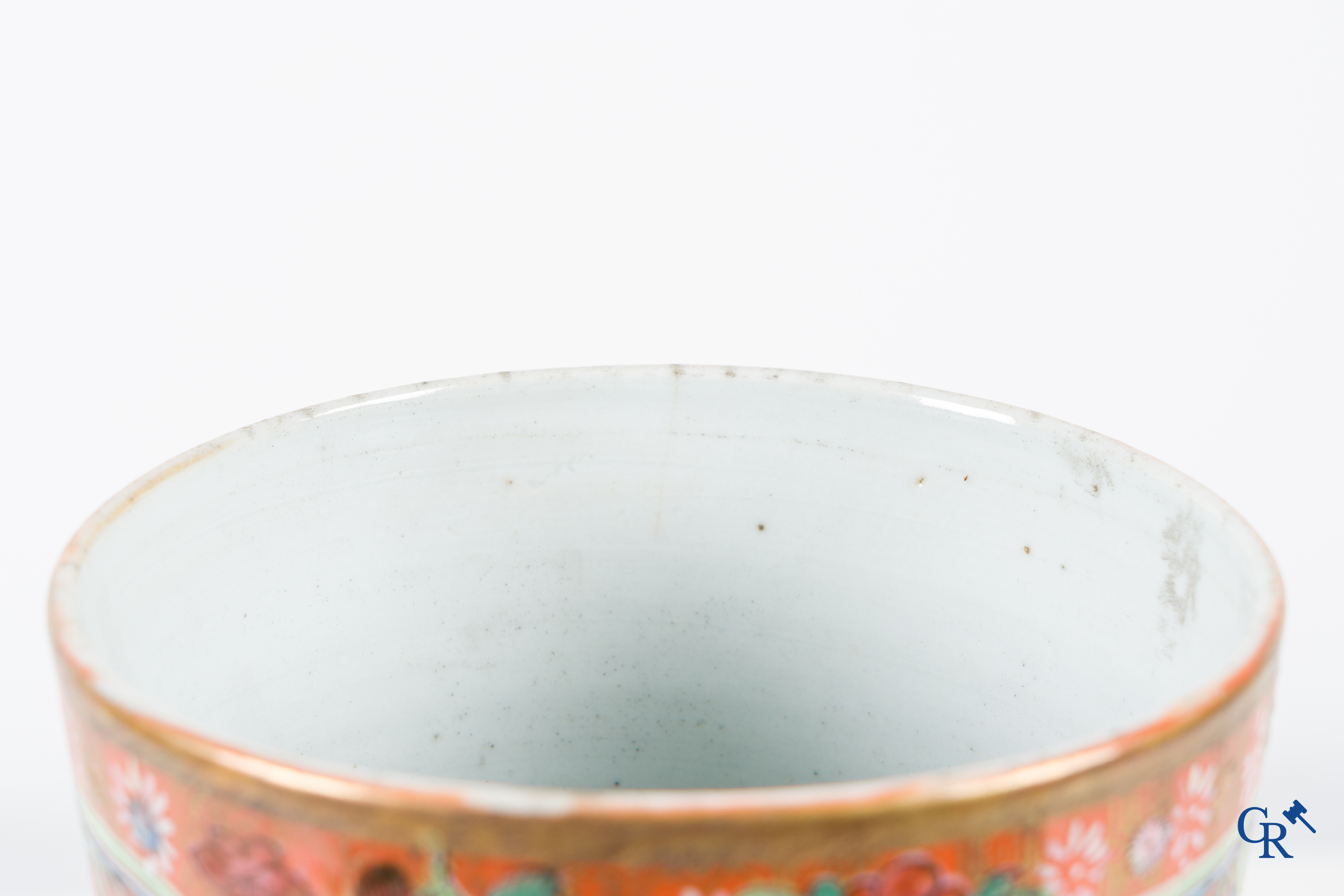 Asian Art, Chinese porcelain, a pair of Chinese Canton lid vases. 19th century.