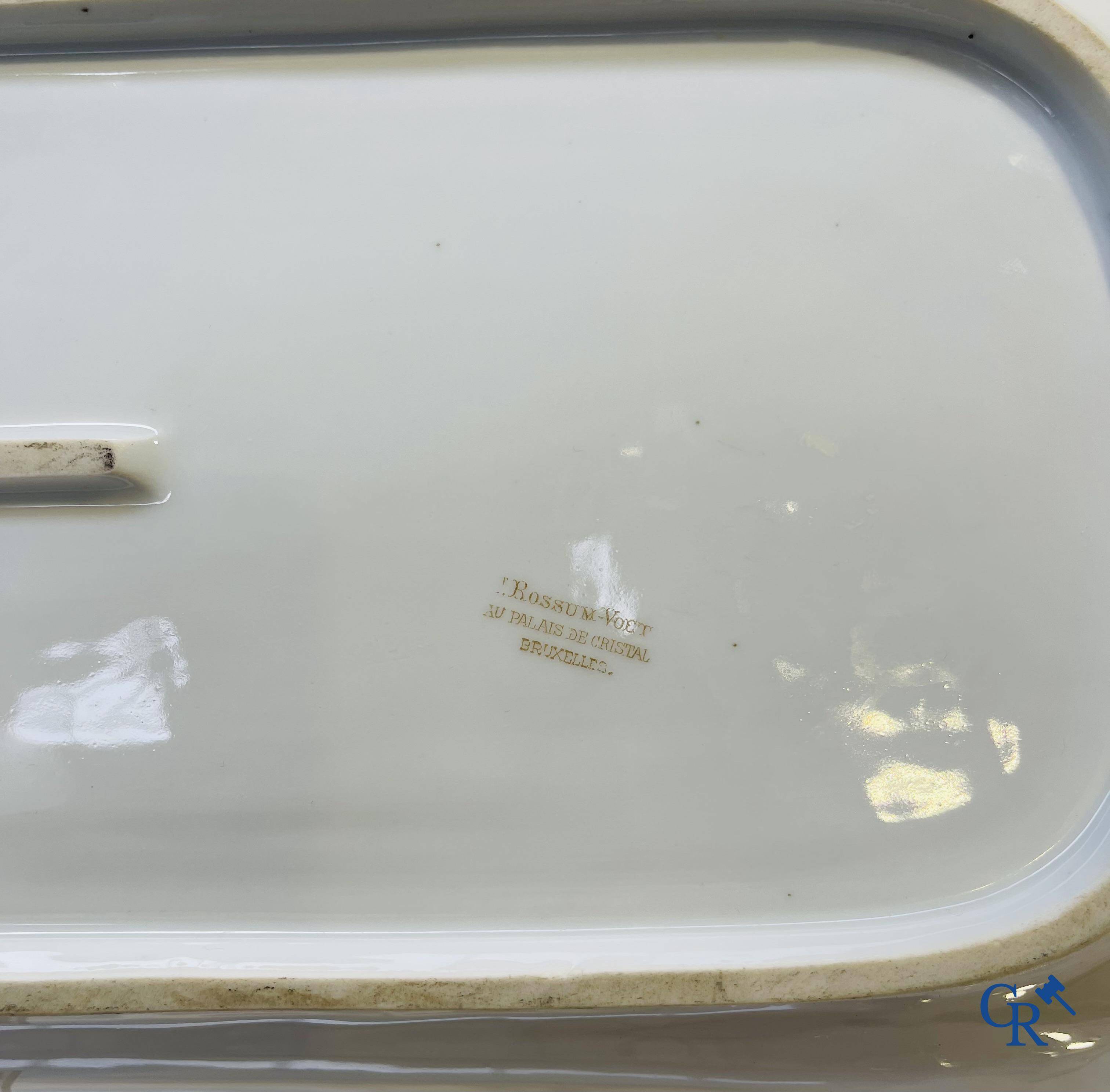 Extraordinaire service de table en porcelaine de Bruxelles à décor de poissons d'eau douce.