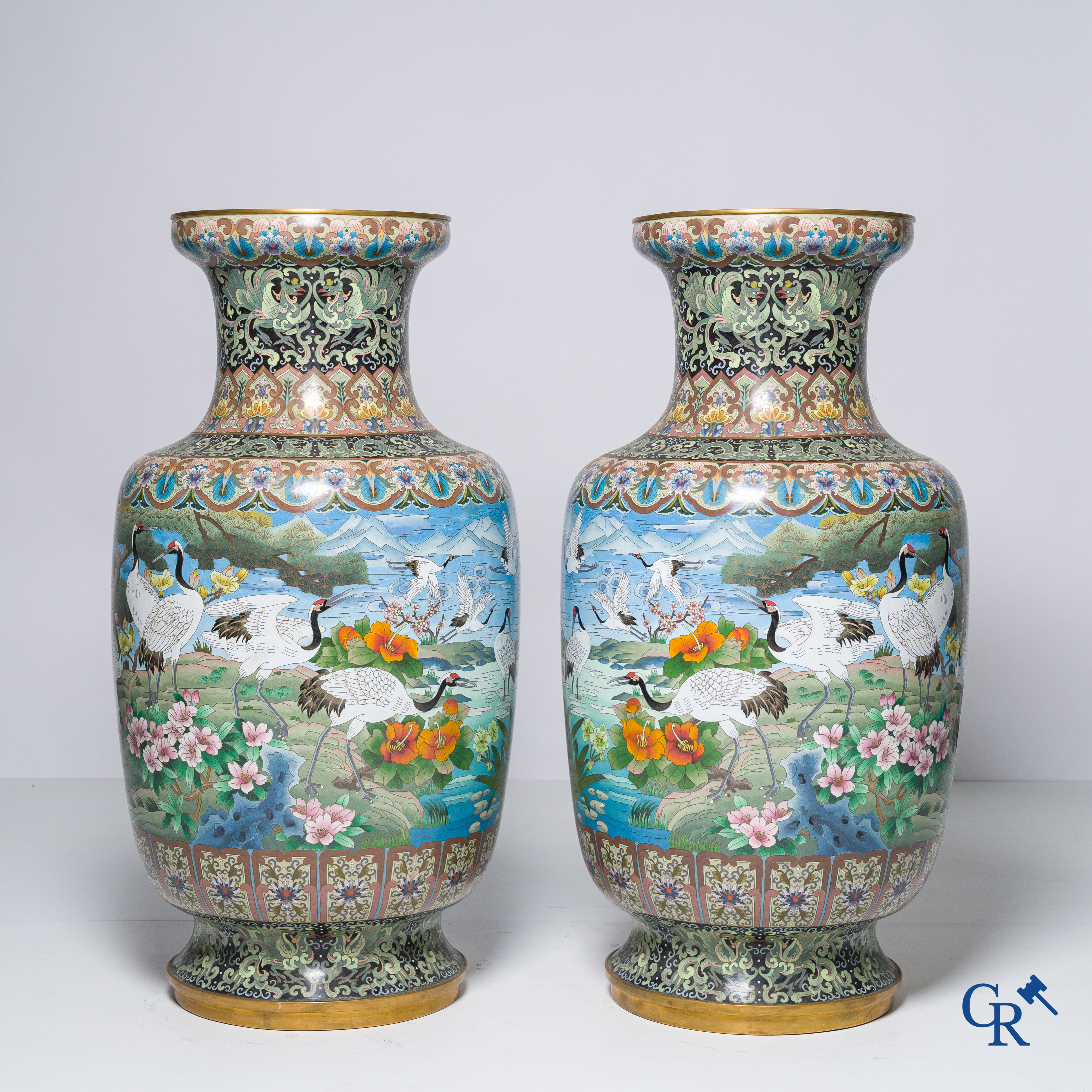 Aziatica, een imposant paar cloisonné vazen met kraanvogels. 20ste eeuw.