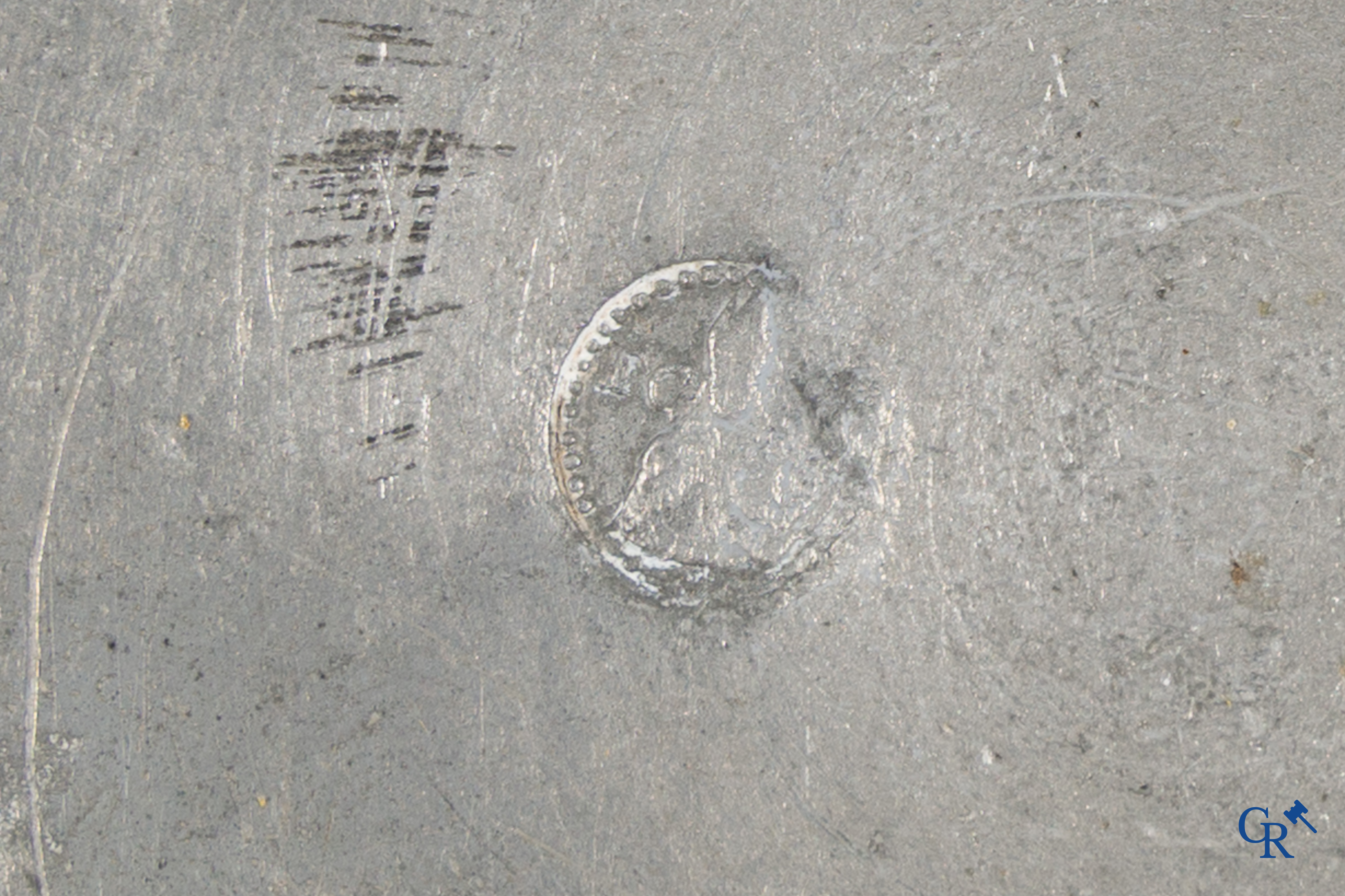 Een groot lot antieke tinnen schotels, waaronder een zeldzame scheerkom. 18e-19e eeuw.