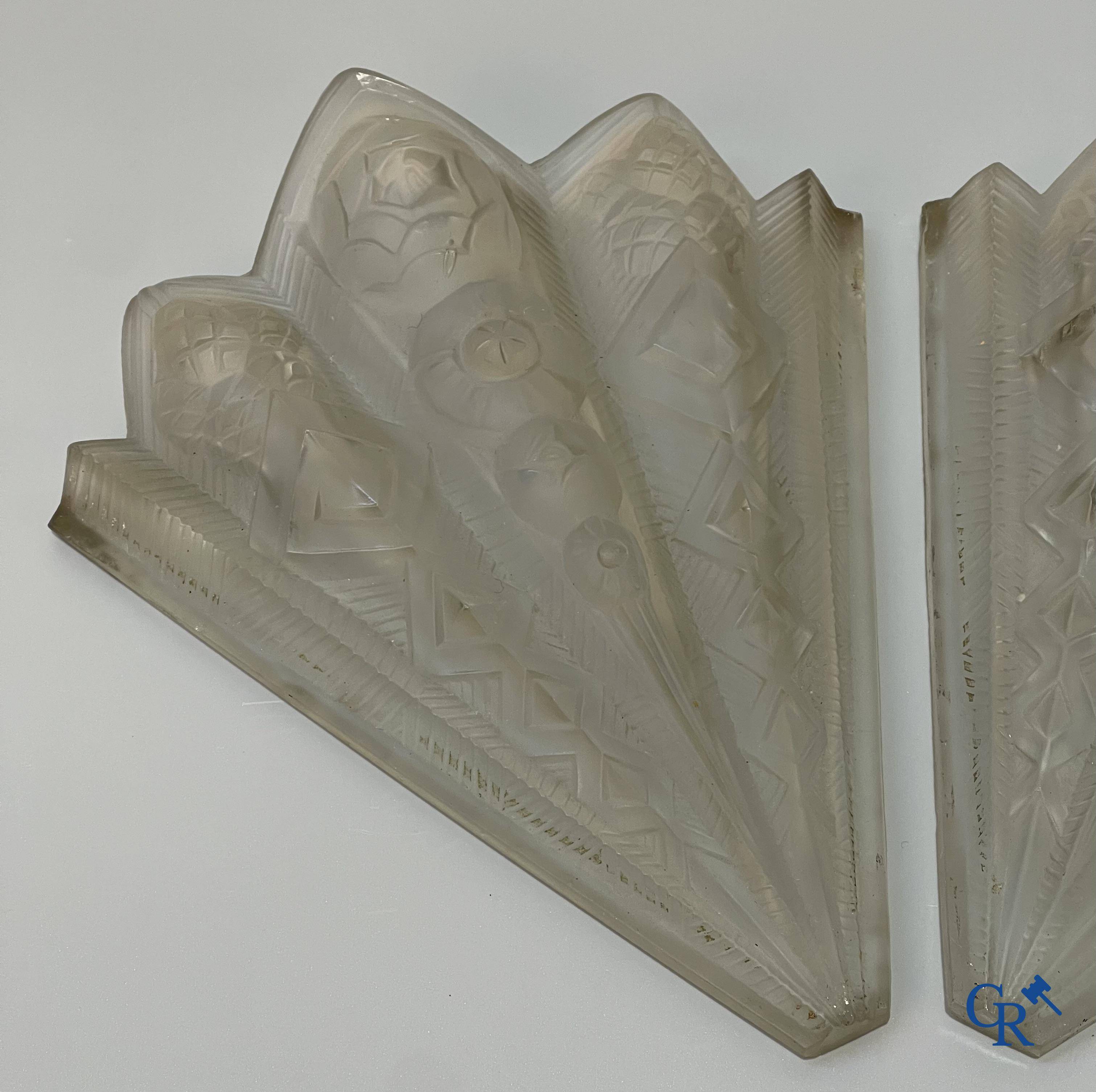 Noverdy France, a large pair of Art Deco wall lights in glass and forging. Circa 1930. Signed.