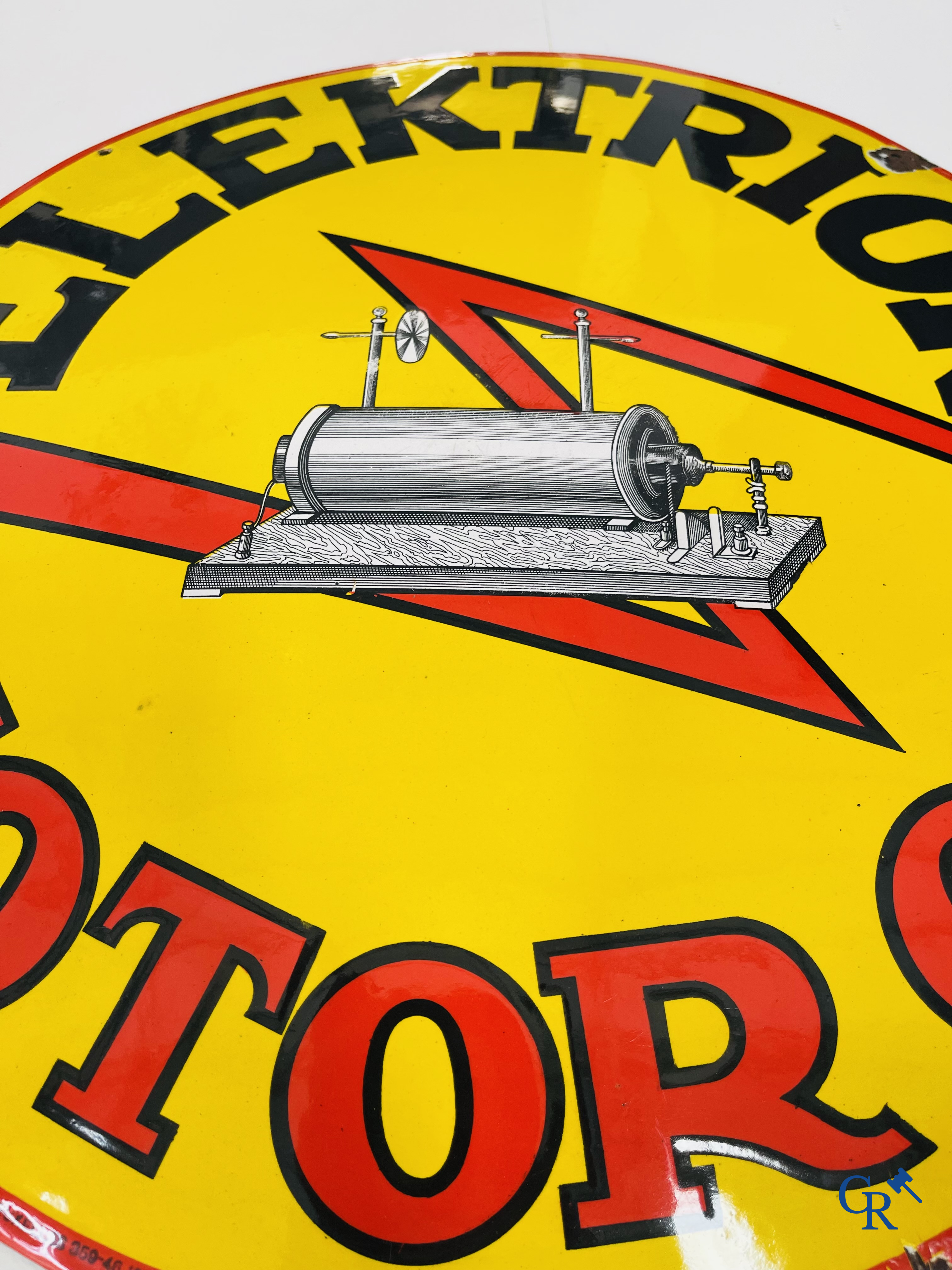 Elektrion Motor Oil. Enamel advertising sign for the Société des Huiles De Cavel and Roegiers in Ghent. Emaillerie Belge 1947.