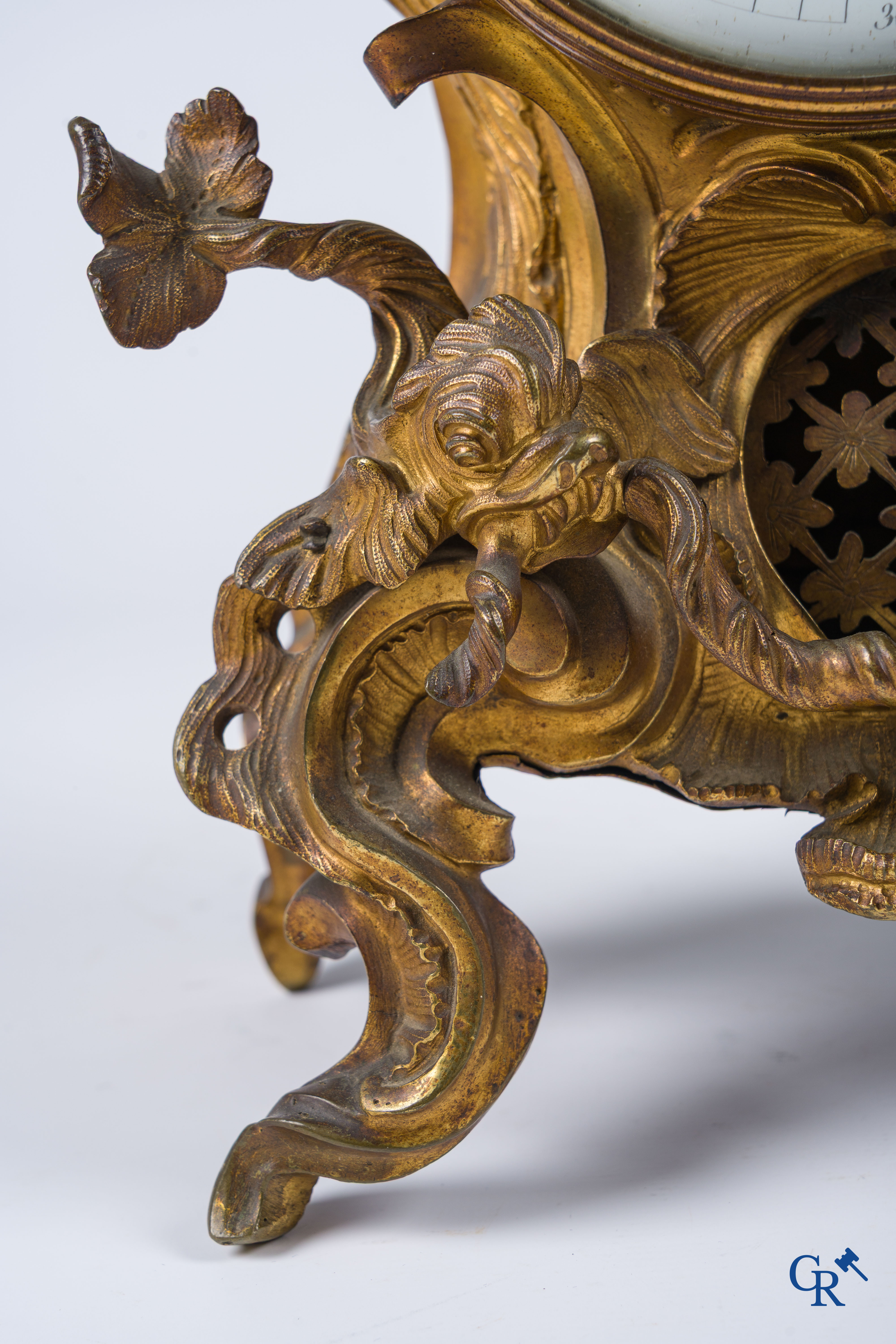 Epoque Louis XV. Pendule LXV en bronze doré orné de Neptune et des animaux marins dans le goût de Charles Cressent.