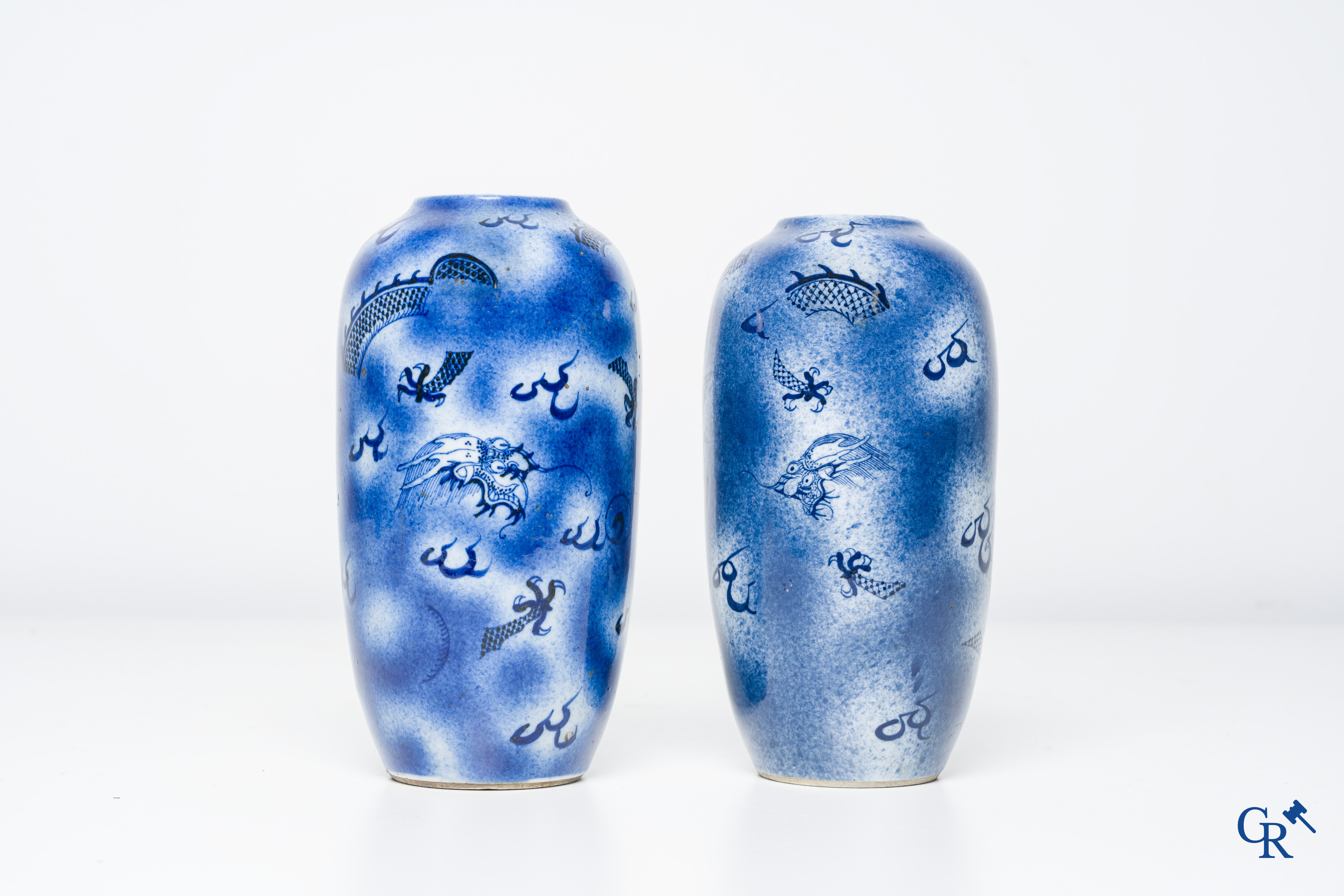 Art Asiatique, porcelaine chinoise, 2 vases chinois au décor dragon. Porte une marque Kangxi.