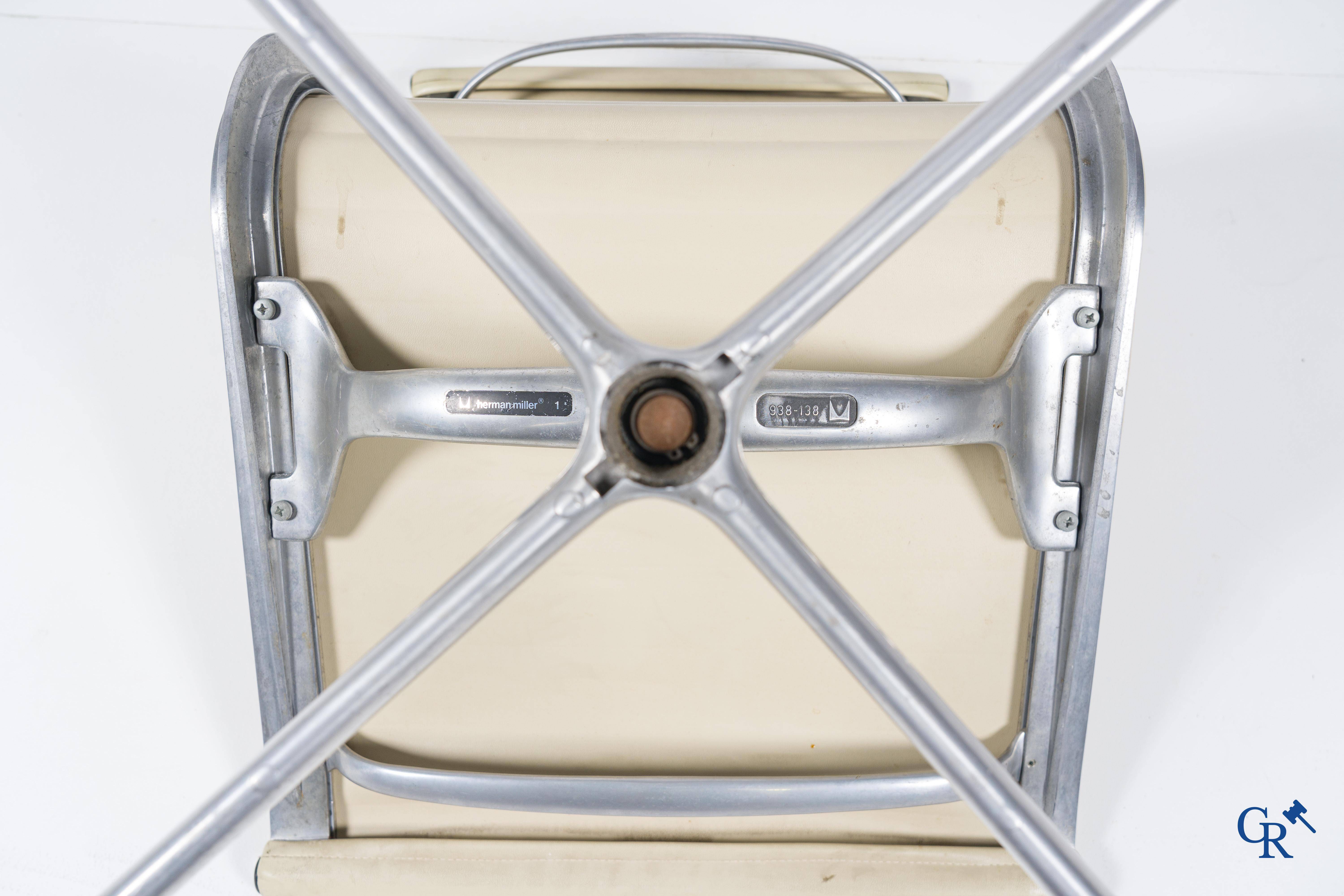 Charles & Ray Eames, Editor Herman Miller. 3 pivoting chairs in aluminium and leather. Circa 1980.