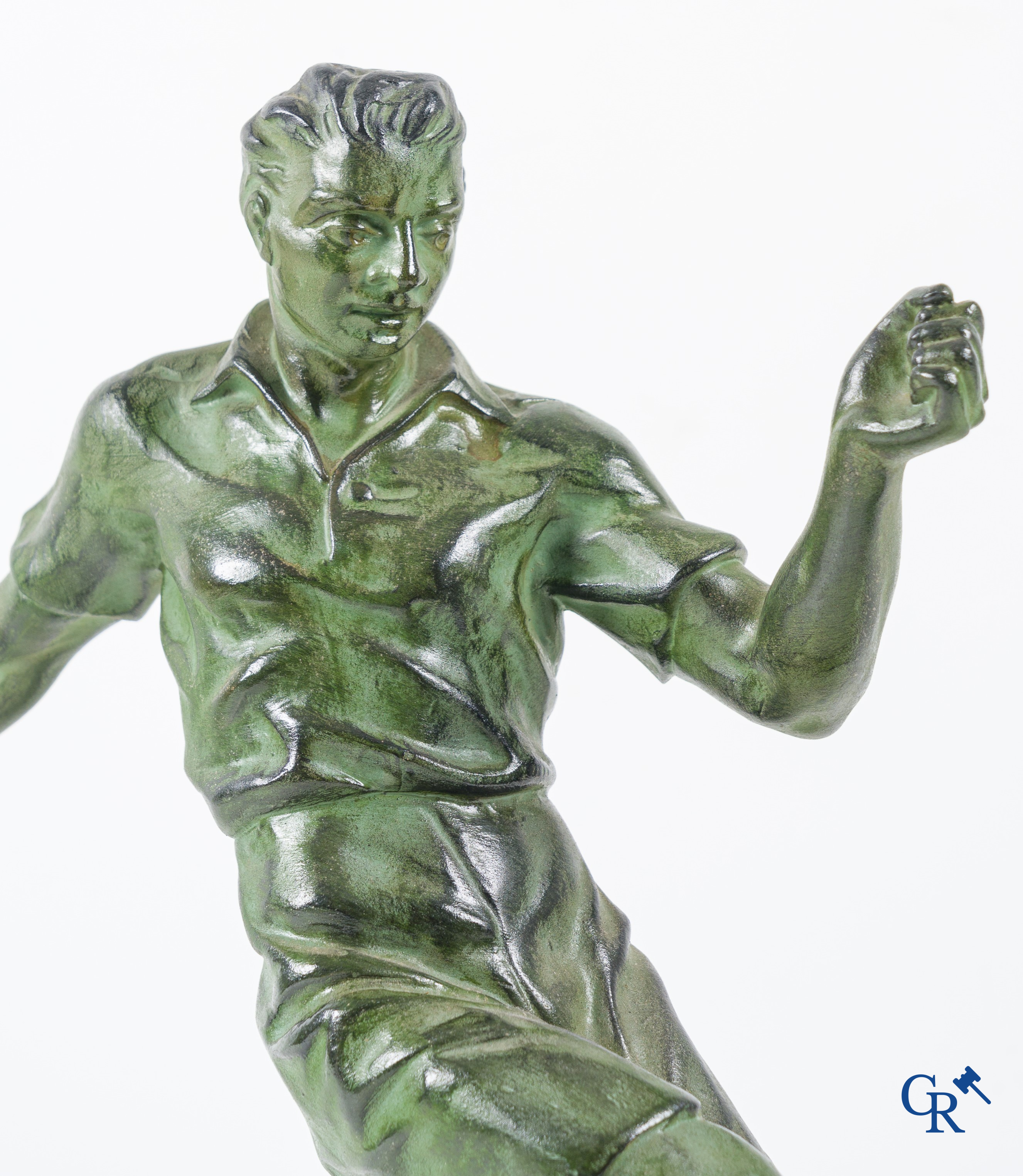 Raymond Tschudin (1916-1998) "De voetballer" Art deco sculptuur in groen gepatineerde kunstbrons. Circa 1940.