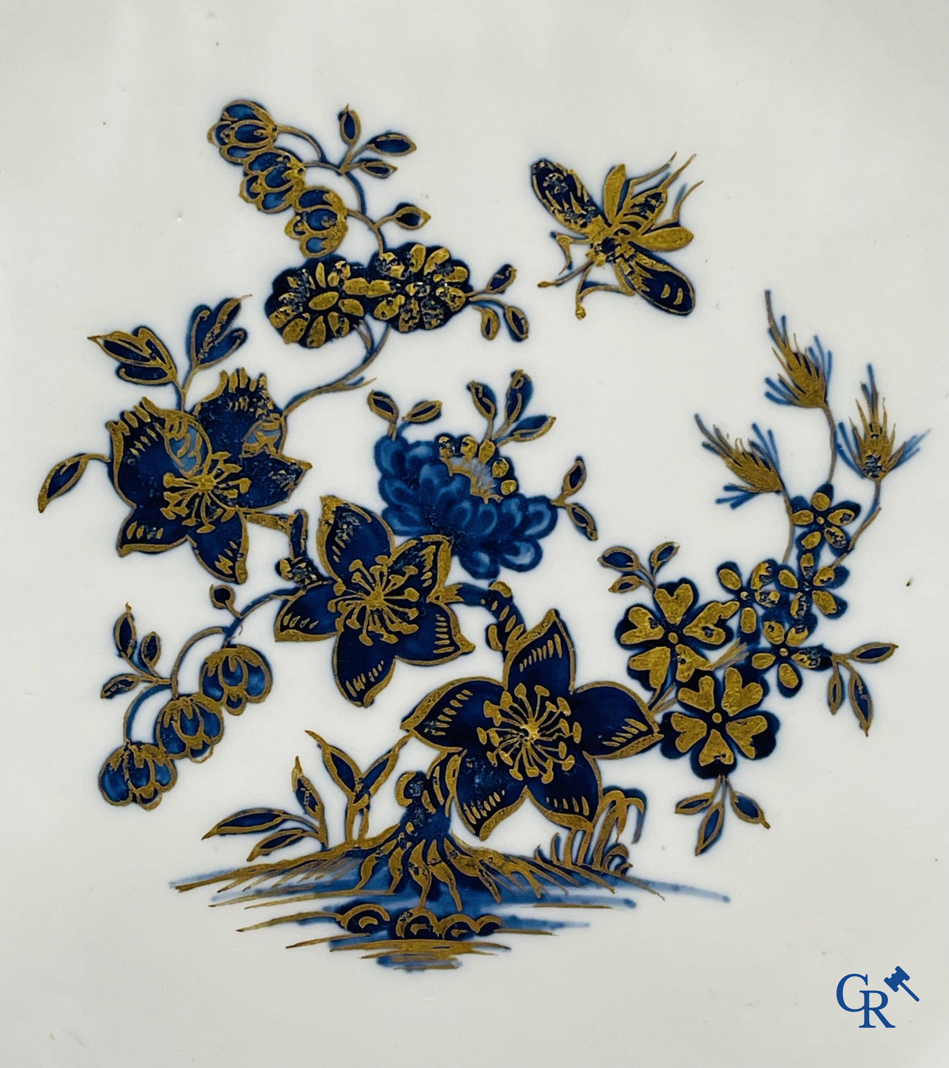 Porcelaine européenne, Tournai. 2 assiettes finement décorées et dorées aux fleurs et décor d'insectes.