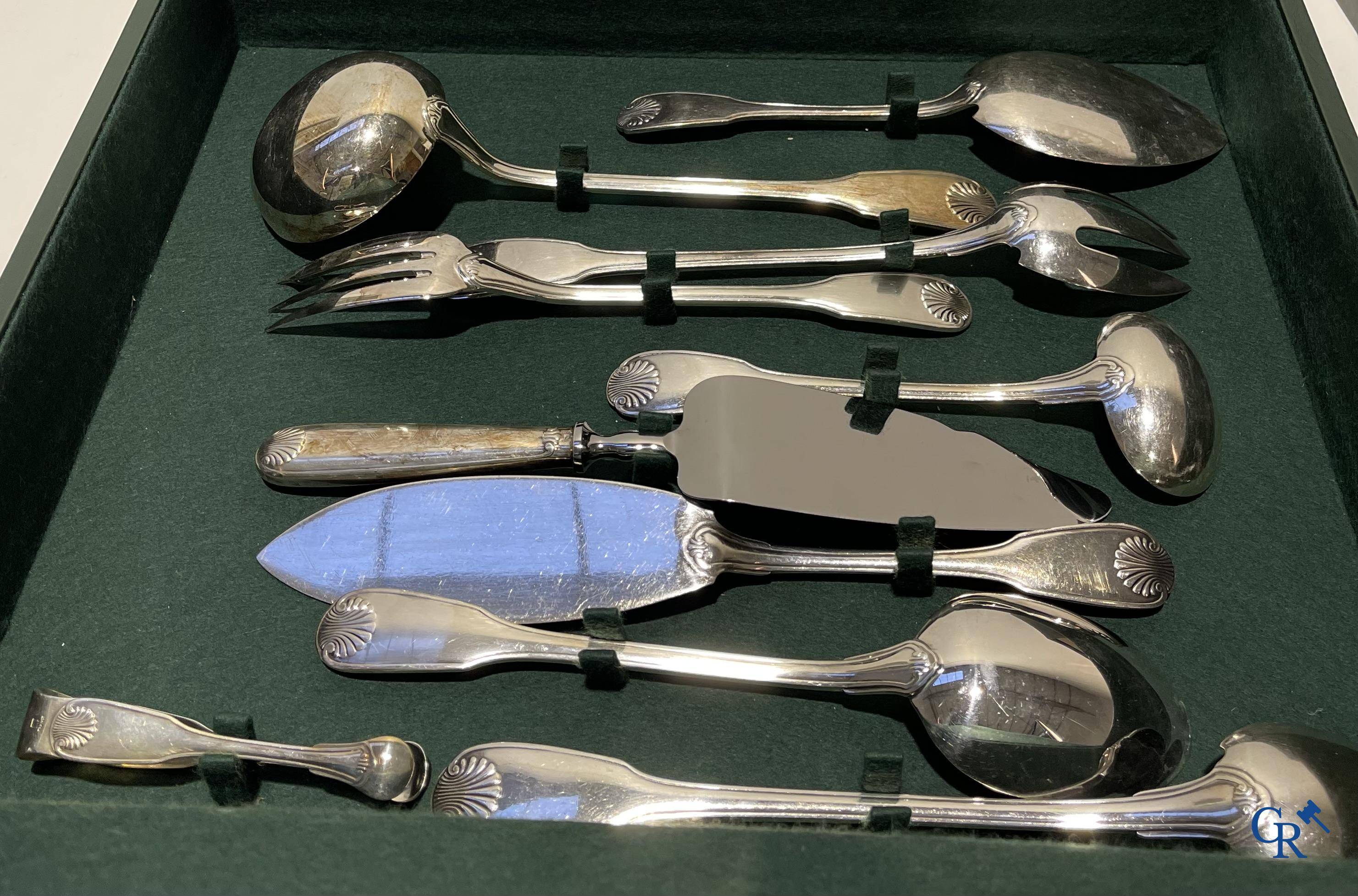 Christofle: une boîte à couverts de 155 pièces modèle Vendôme dans sa boîte de rangement d'origine.