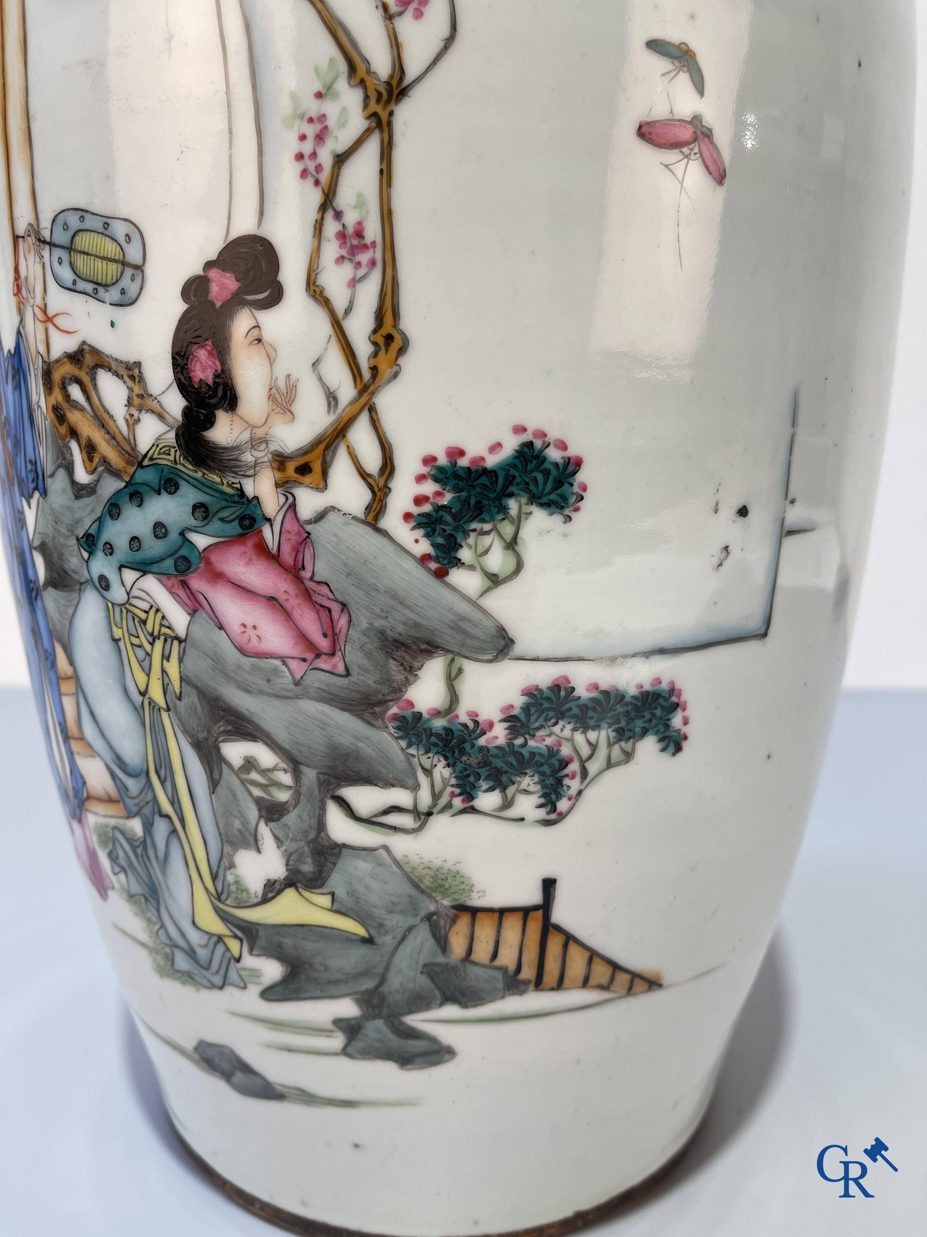Art Asiatique, porcelaine chinoise, un vase chinois à double décor avec des sages. Période République.