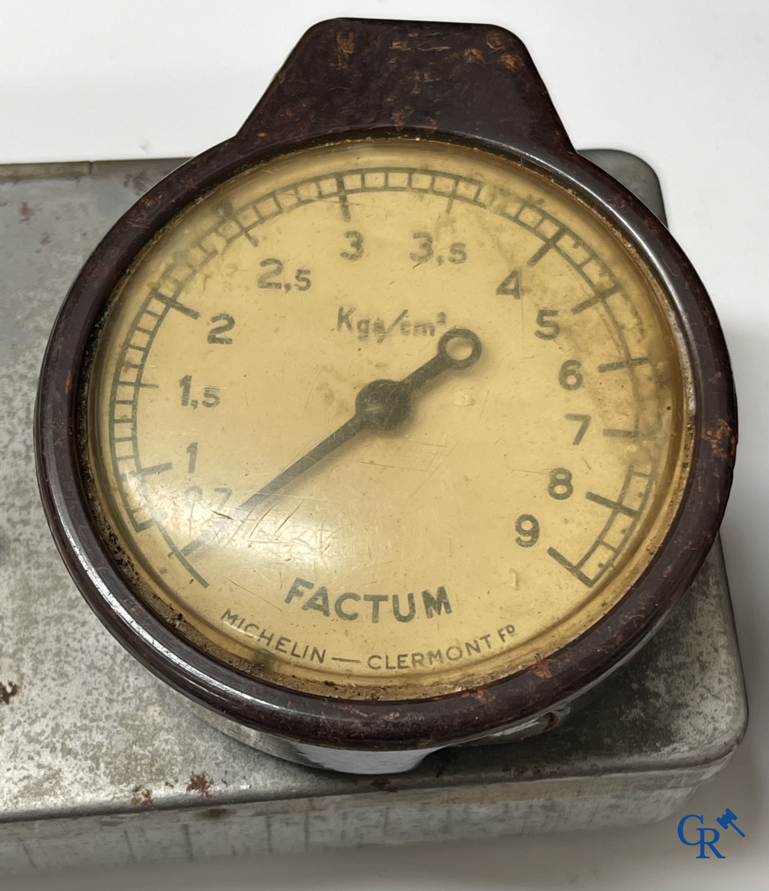 Michelin, een groot lot reclame objecten en meetinstrumenten voor Michelin banden.