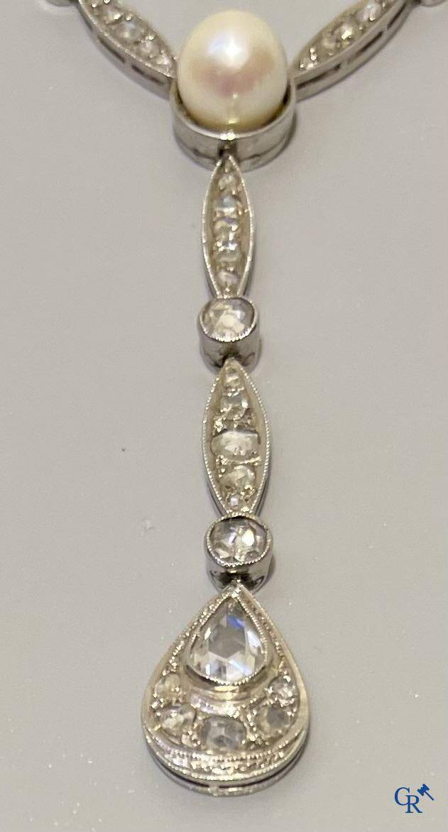 Jewellery, a necklace in white gold 750°/00 set with diamonds and a pearl. Around 1920.