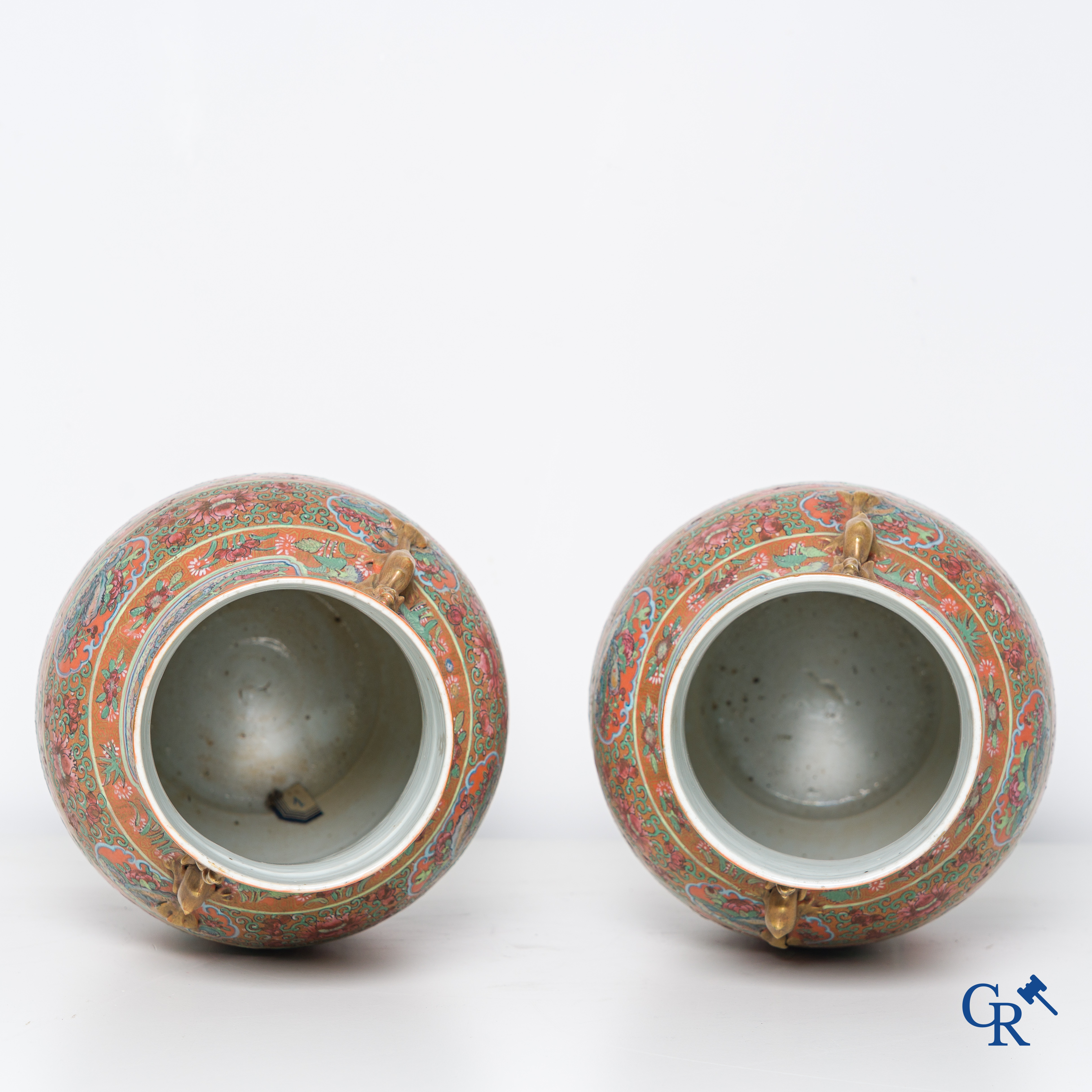 Asian Art, Chinese porcelain, a pair of Chinese Canton lid vases. 19th century.
