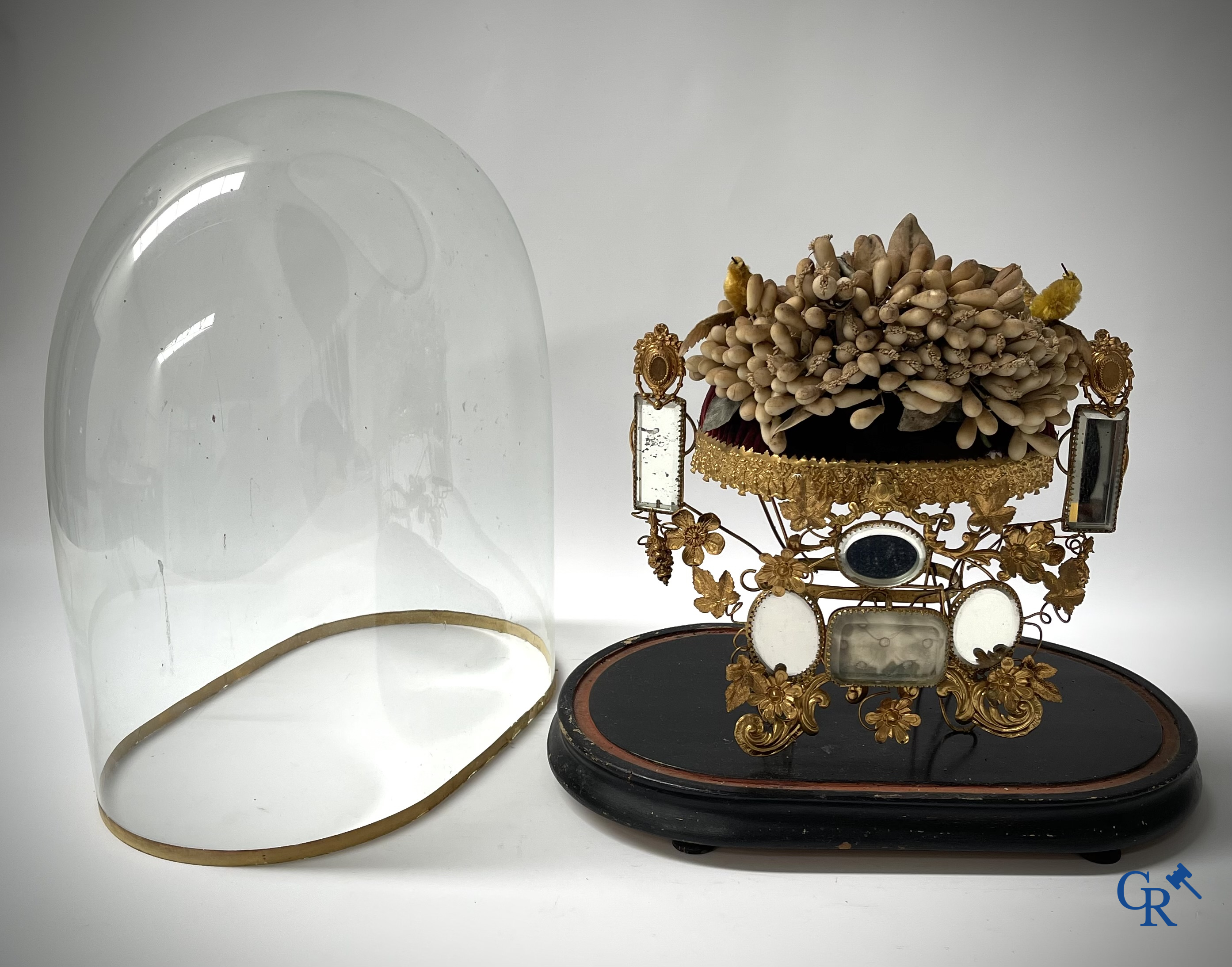 Beautiful globe with bridal bouquet and integrated jewellery box. Mirrors and gold-plated brass. Circa 1900.