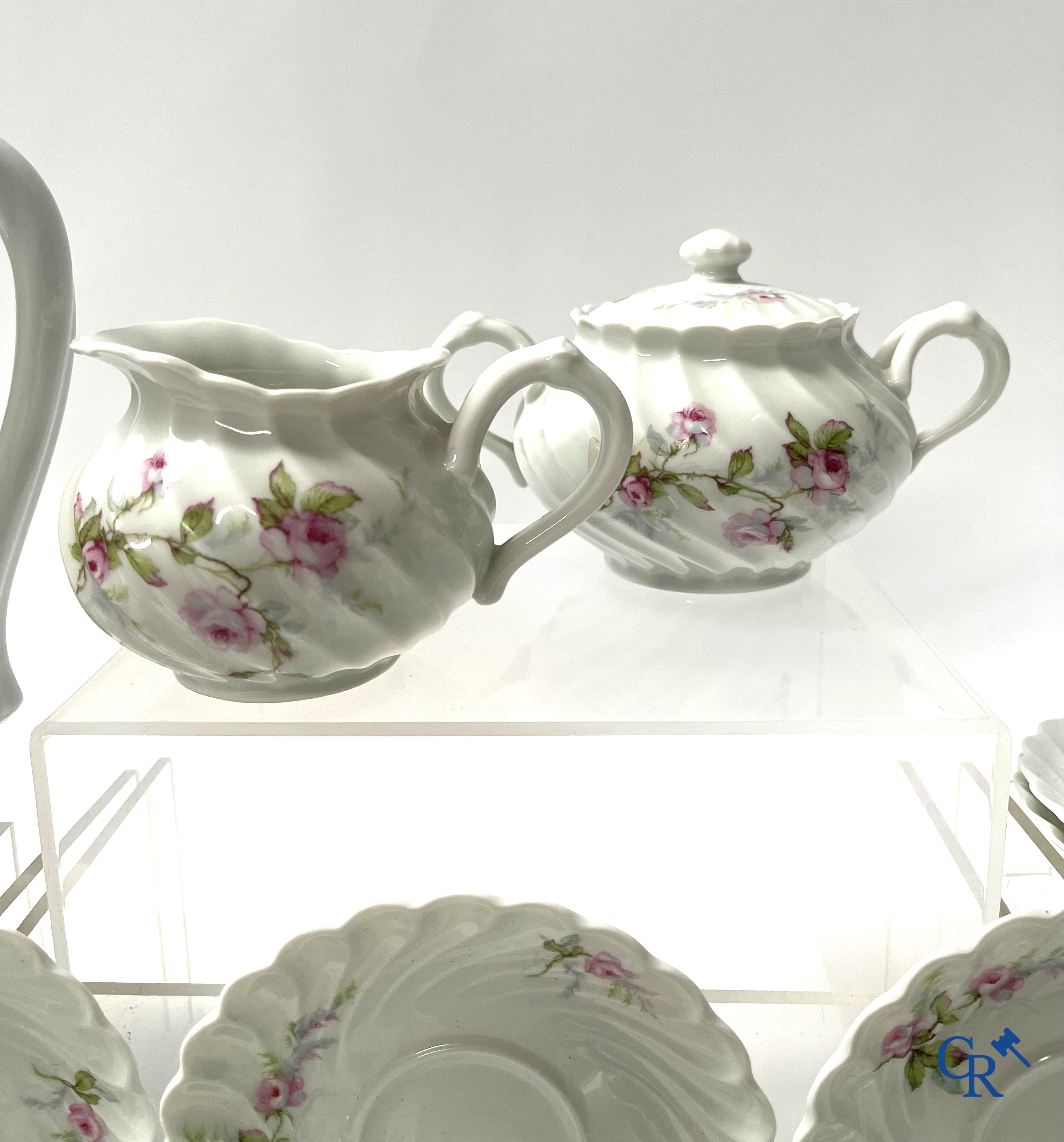 Haviland Limoges. An extensive hand-painted coffee tableware in French porcelain. Circa 1900.