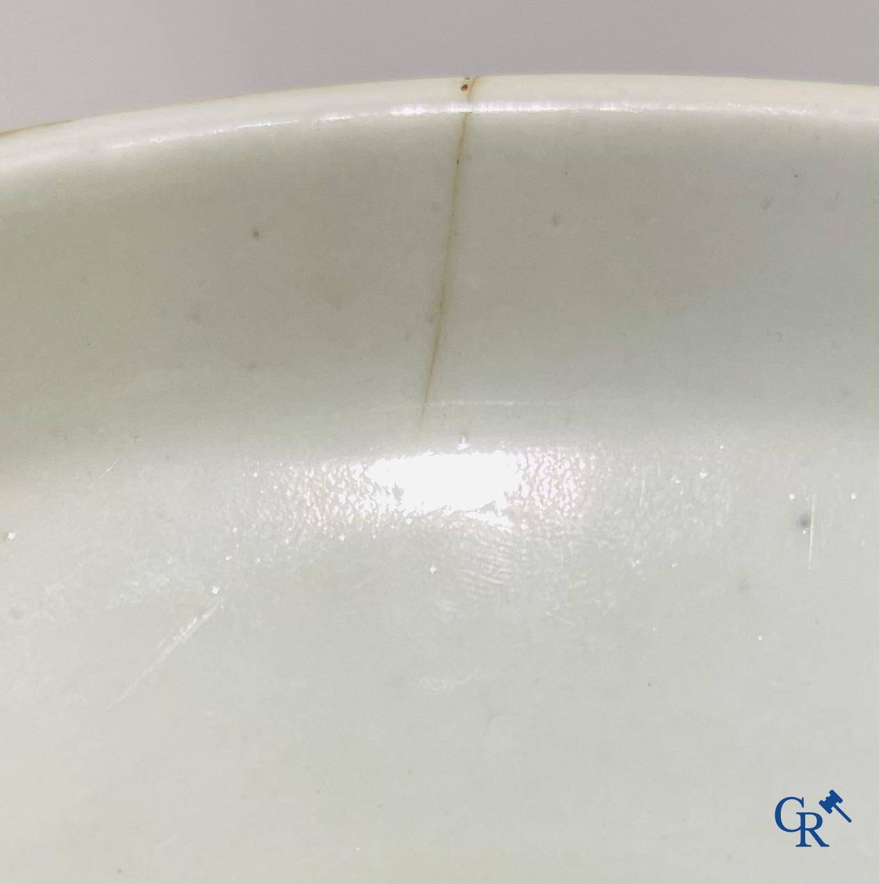 Art Asiatique, porcelaine chinoise. Une paire de vases chinois avec un décor d'antiquités. 19ème siècle.