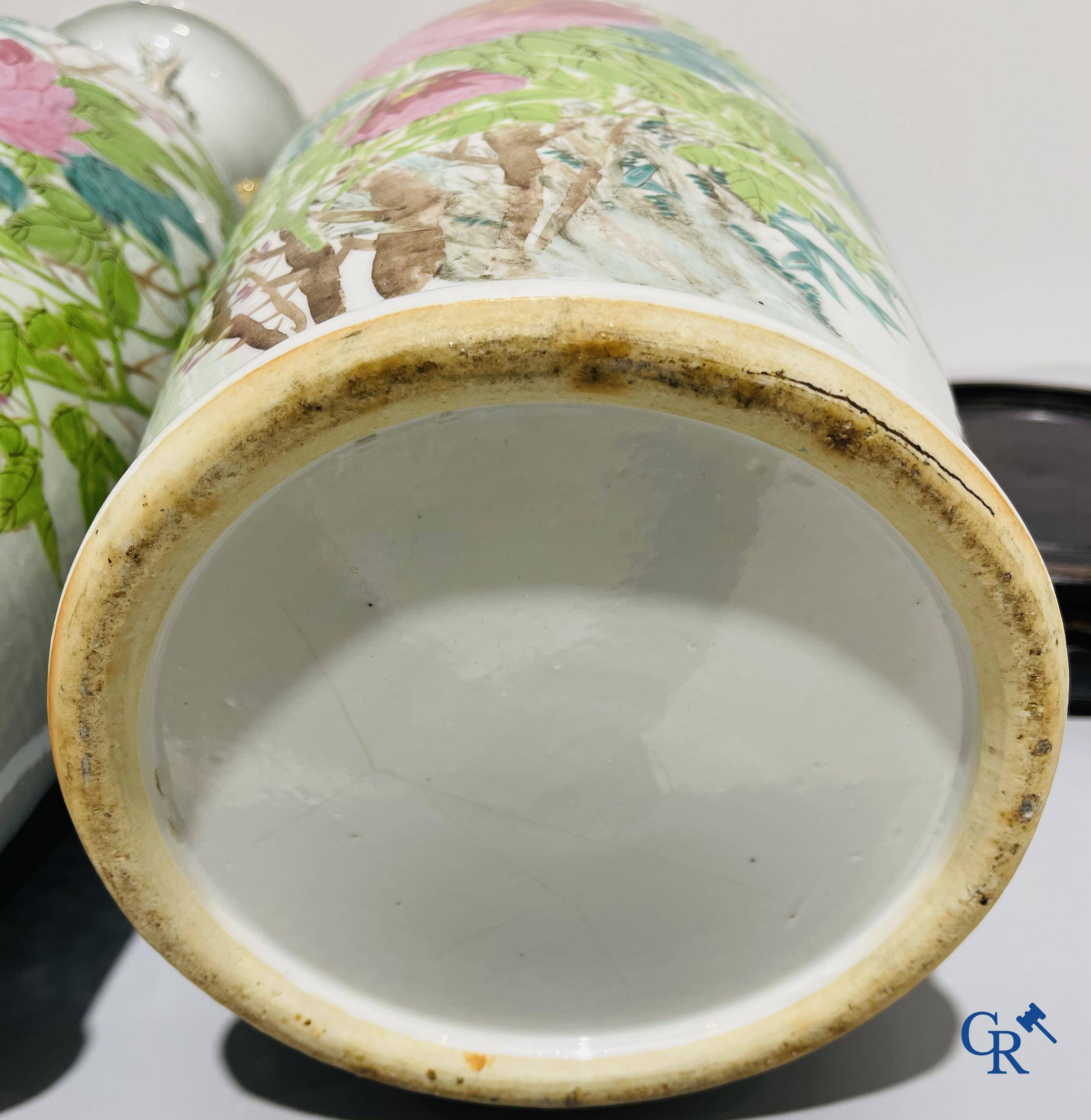 Art Asiatique, porcelaine chinoise. Une paire de vases chinois avec calligraphie.