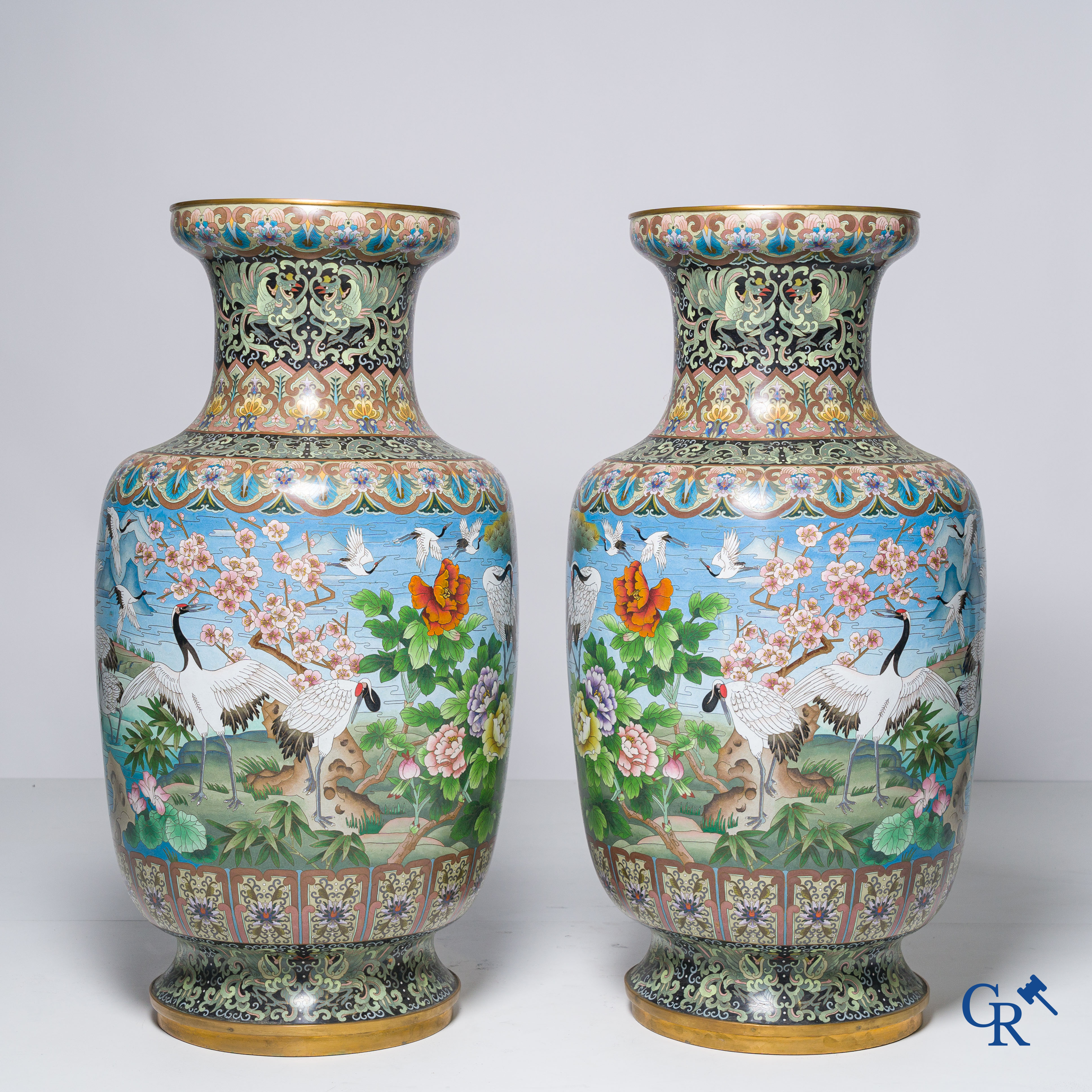 Aziatica, een imposant paar cloisonné vazen met kraanvogels. 20ste eeuw.