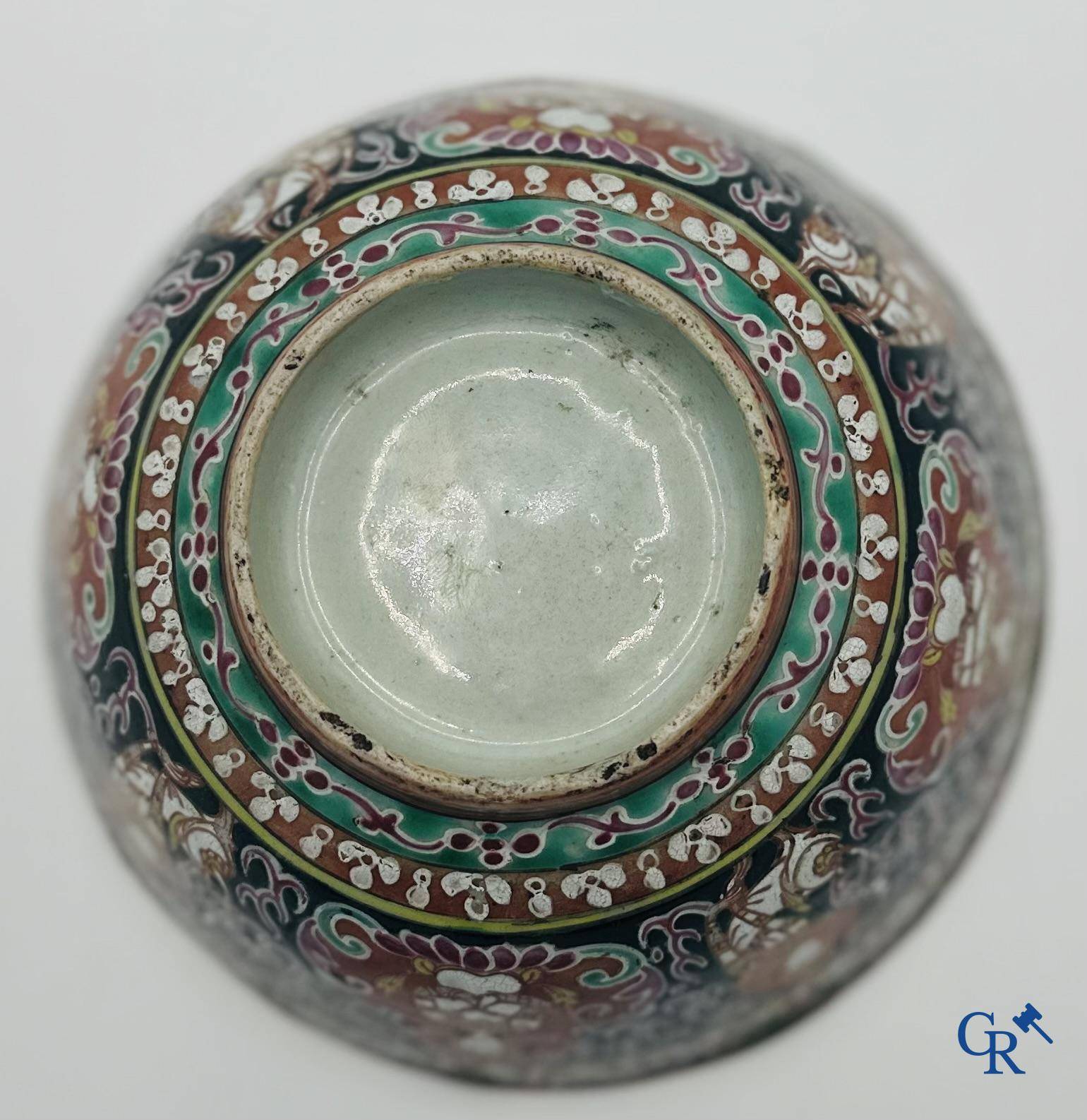 Un bol Chinois en porcelaine Bencharong. 19ème siècle.