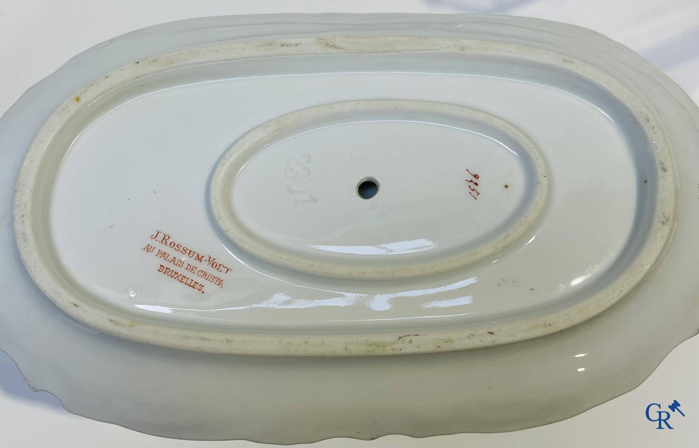 Extraordinaire service de table en porcelaine de Bruxelles à décor de poissons d'eau douce.