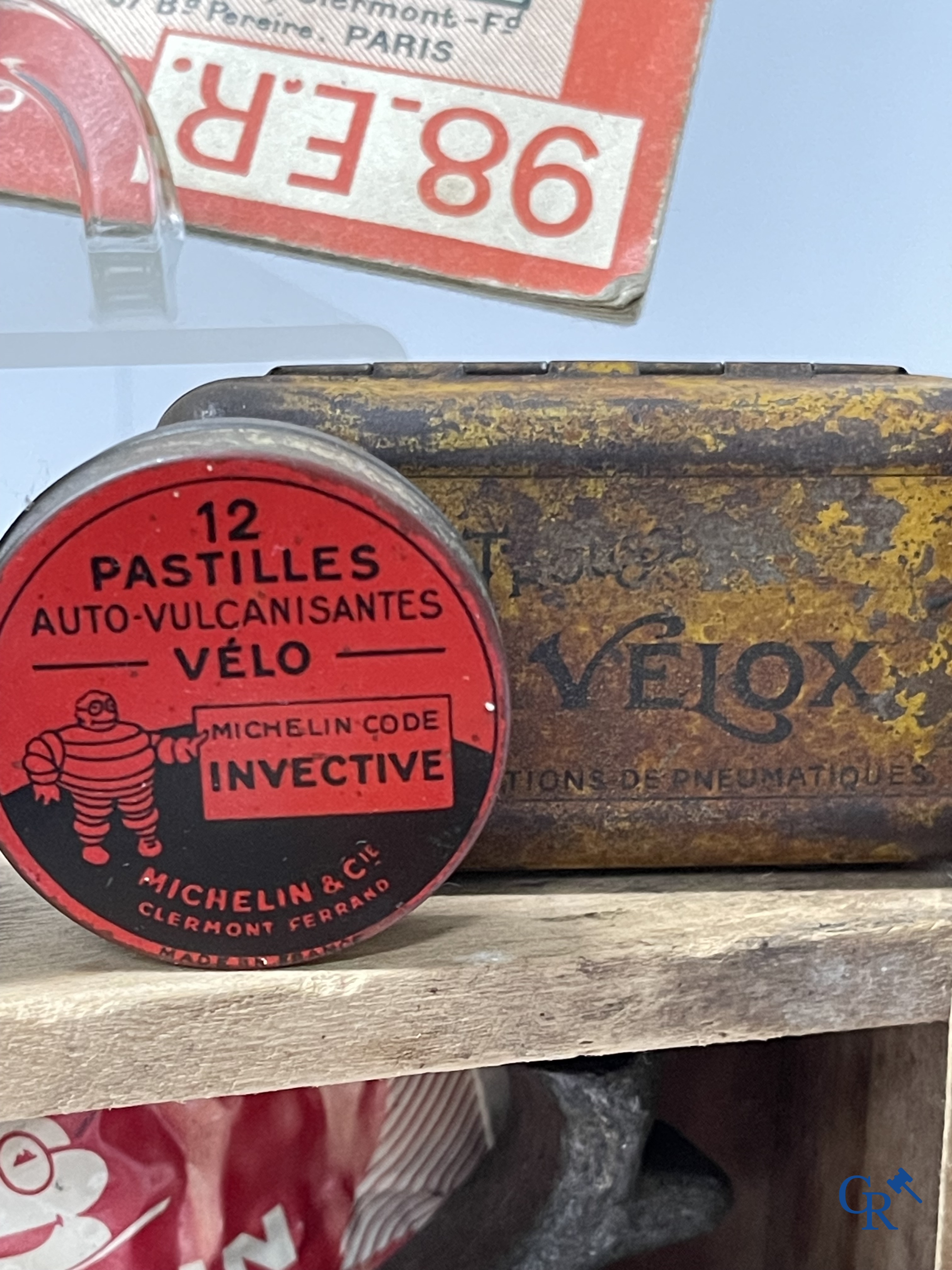 Michelin, an interesting lot with Michelin objects, mainly from the 1920's and 1930's.