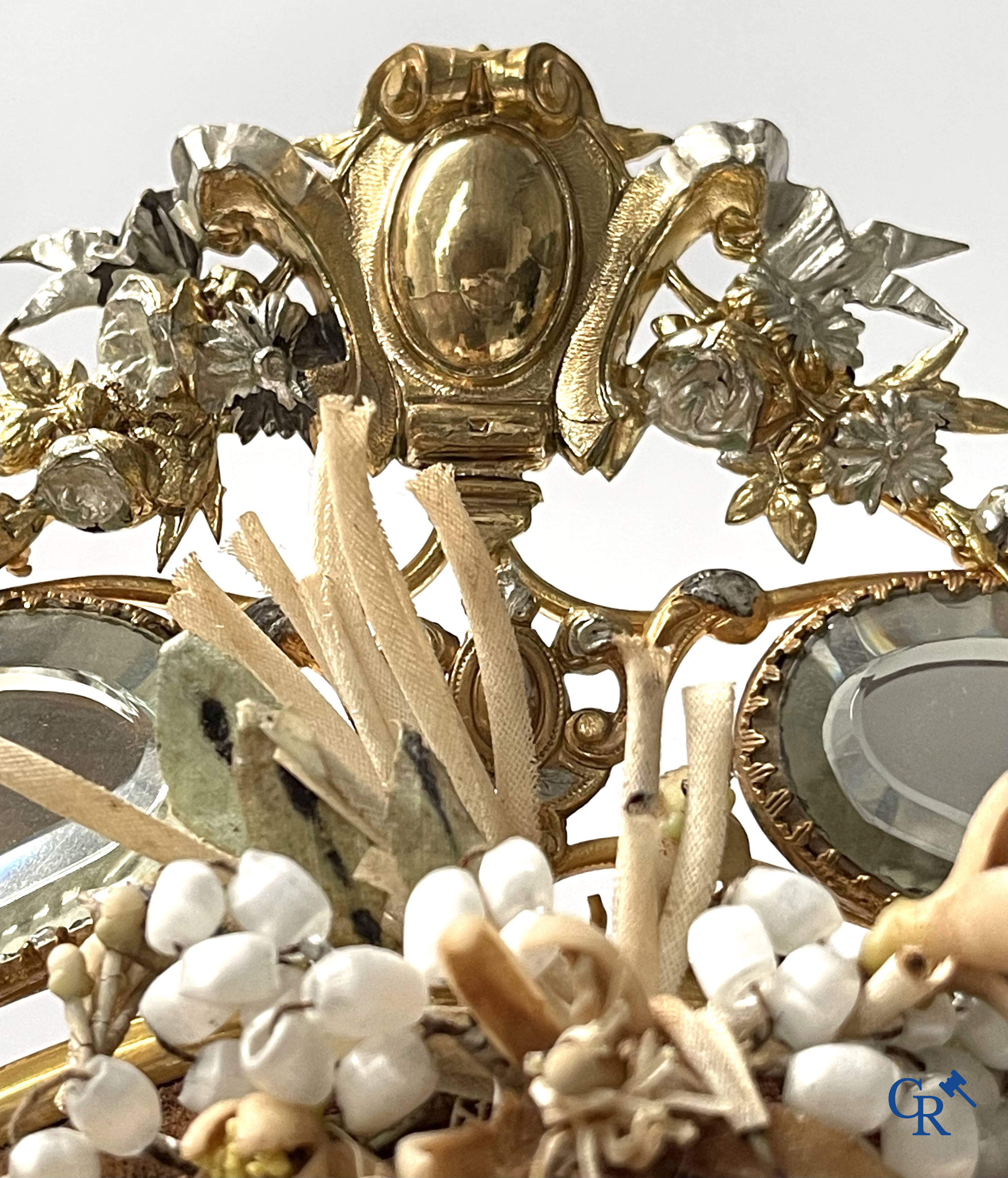 An exceptional glass dome with a bridal bouquet. Mirrors in gilded and silvered brass. Circa 1900.