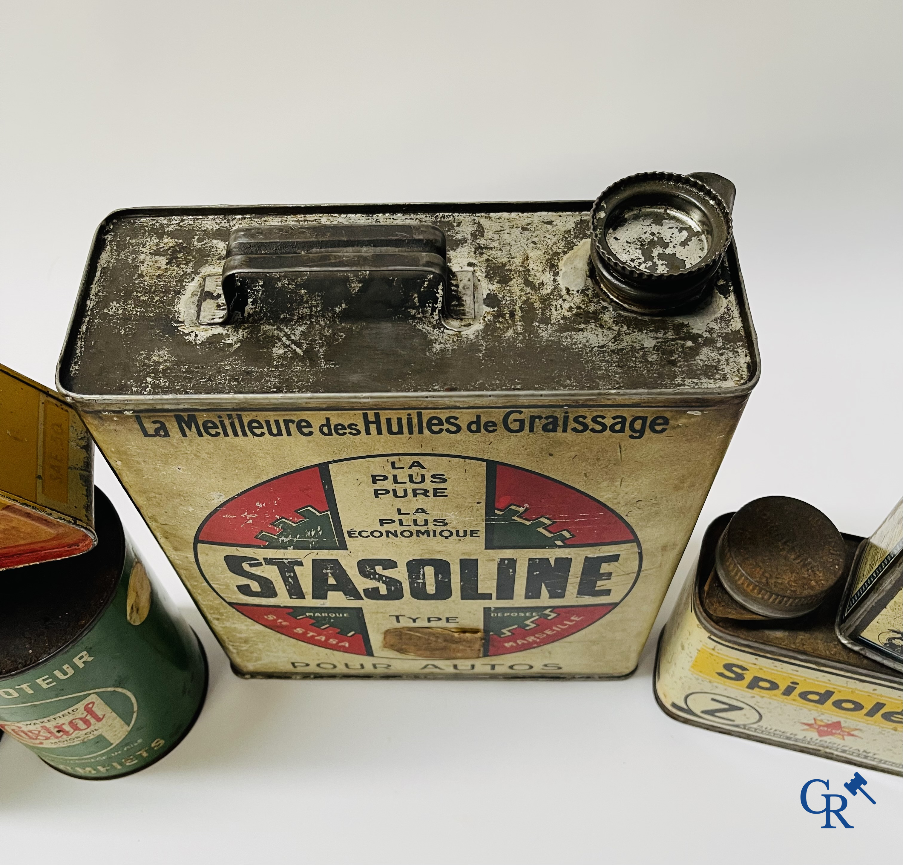 Een kavel van diverse olieblikken en andere i.v.m. auto's en bromfietsen. Jaren '30 en later.